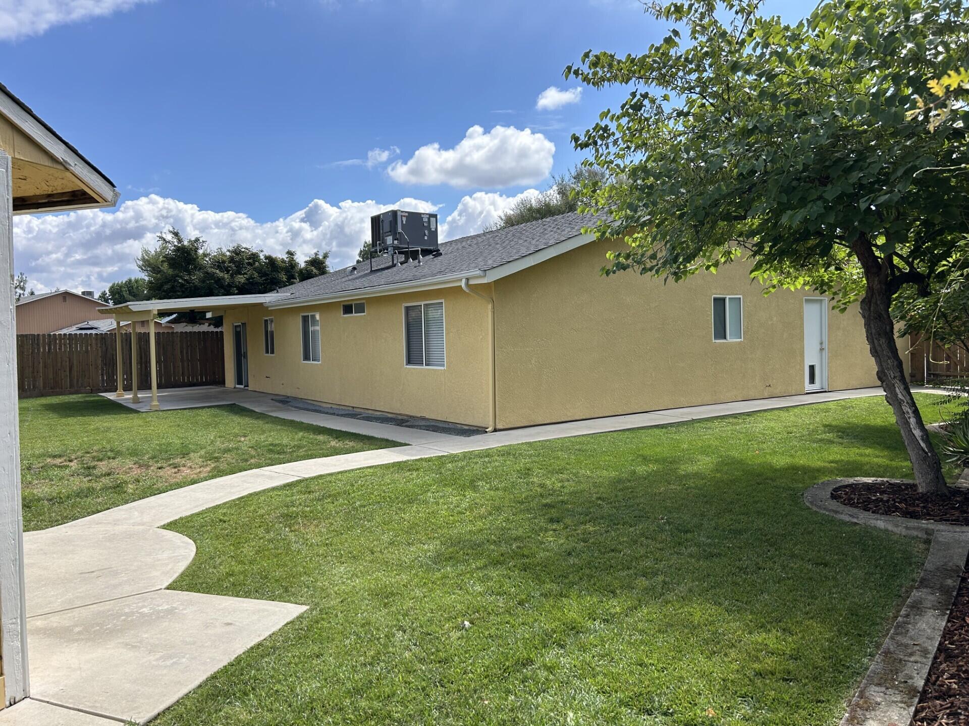 4724 W Manor Ct, Visalia, CA 93291
