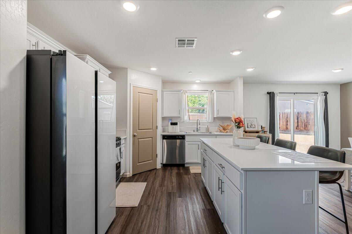 2428 Wolf Creek Pl, Tulare, CA 93274