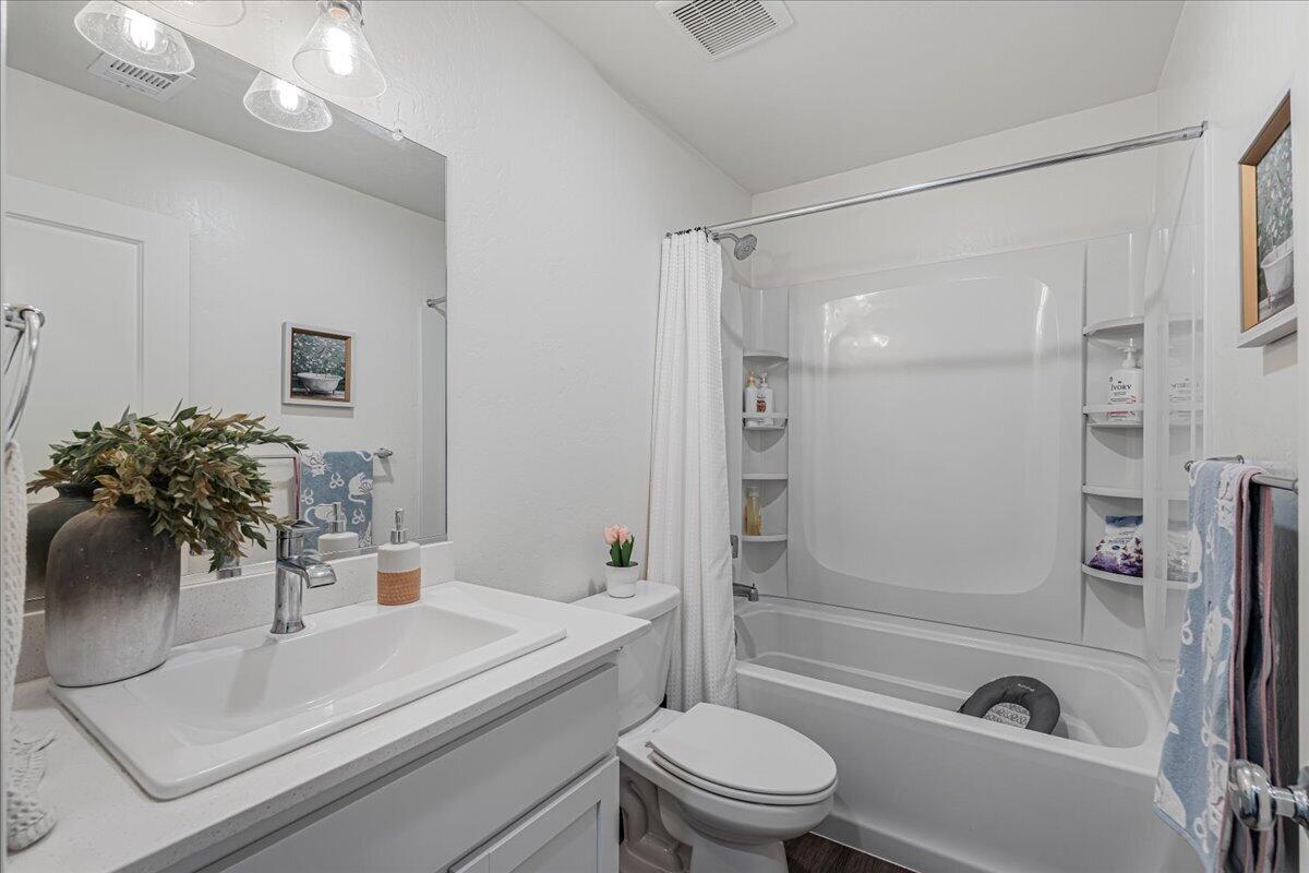 2428 Wolf Creek Pl, Tulare, CA 93274