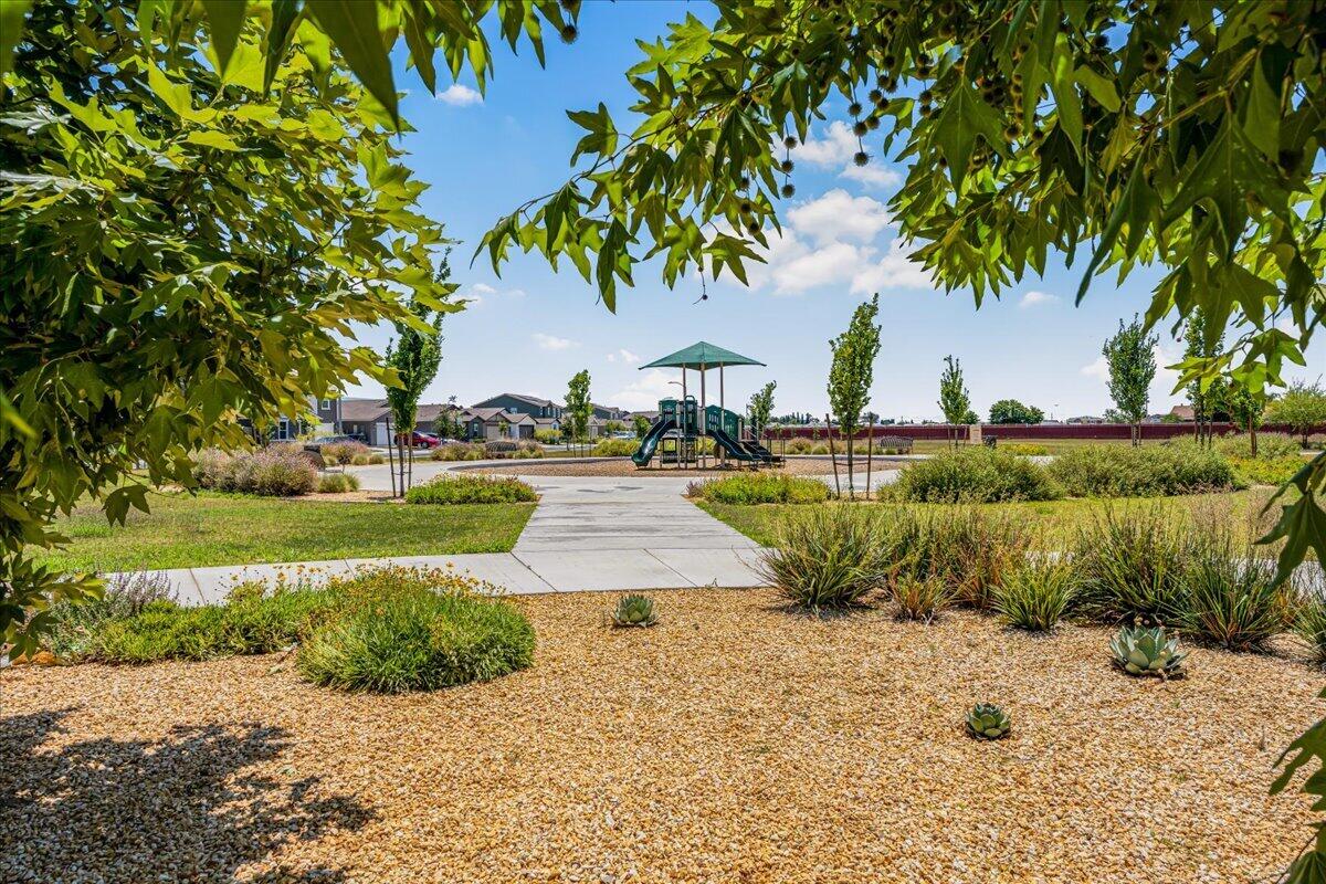 2428 Wolf Creek Pl, Tulare, CA 93274