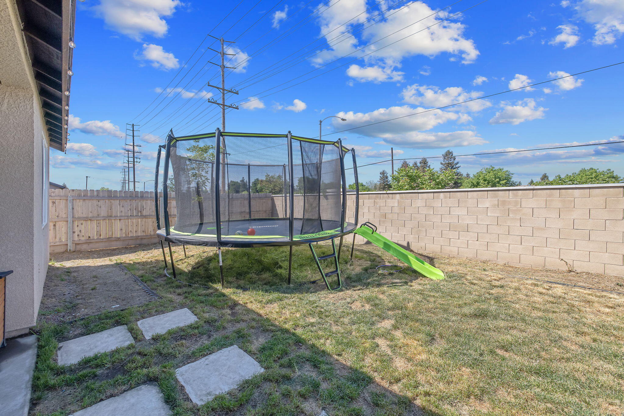 2306 E Mesa Ct, Visalia, CA 93292