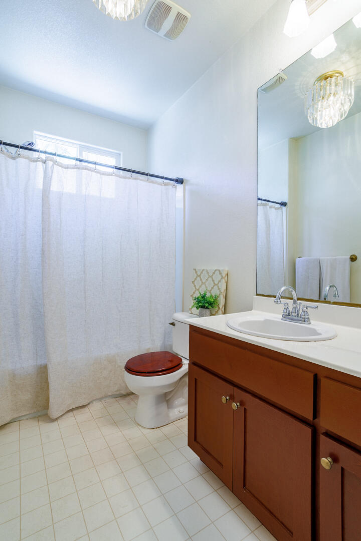 2563 Riviera Ct, Tulare, CA 93274