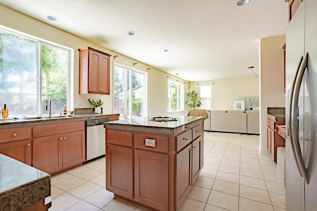 2563 Riviera Ct, Tulare, CA 93274