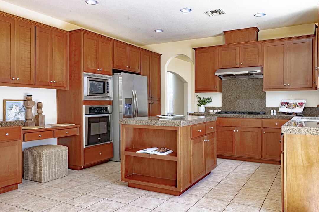 2563 Riviera Ct, Tulare, CA 93274