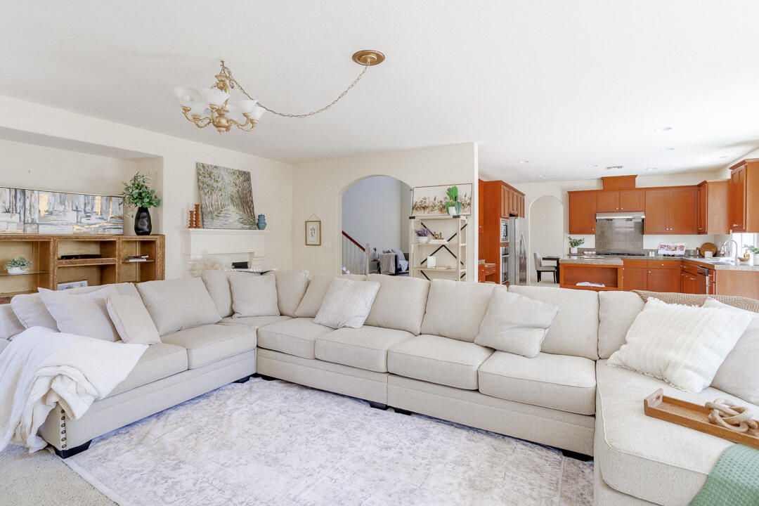 2563 Riviera Ct, Tulare, CA 93274