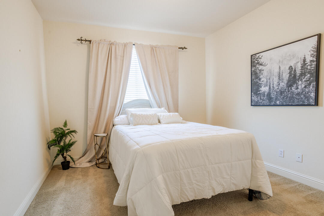 2563 Riviera Ct, Tulare, CA 93274