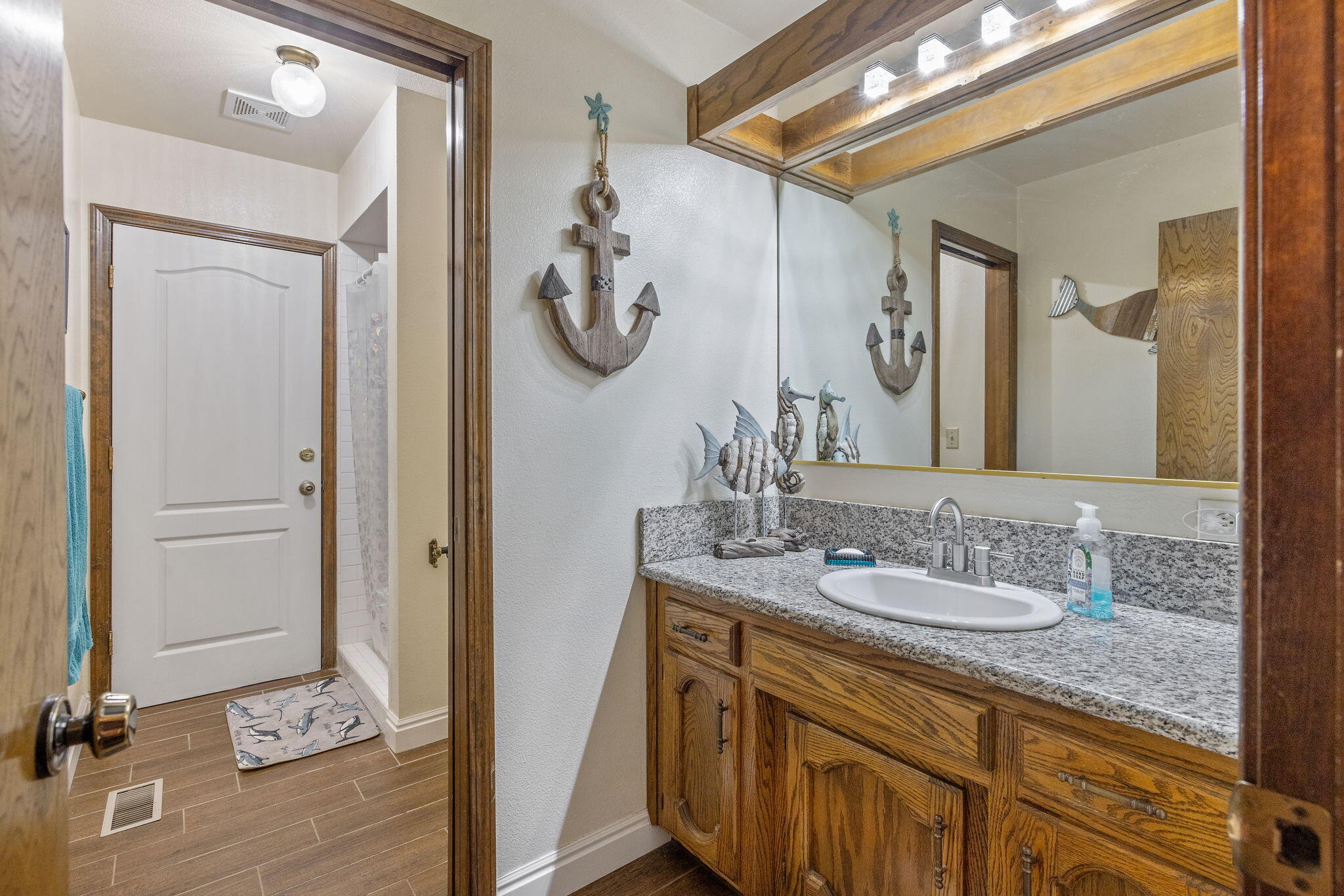 723 W Pine St, Exeter, CA 93221