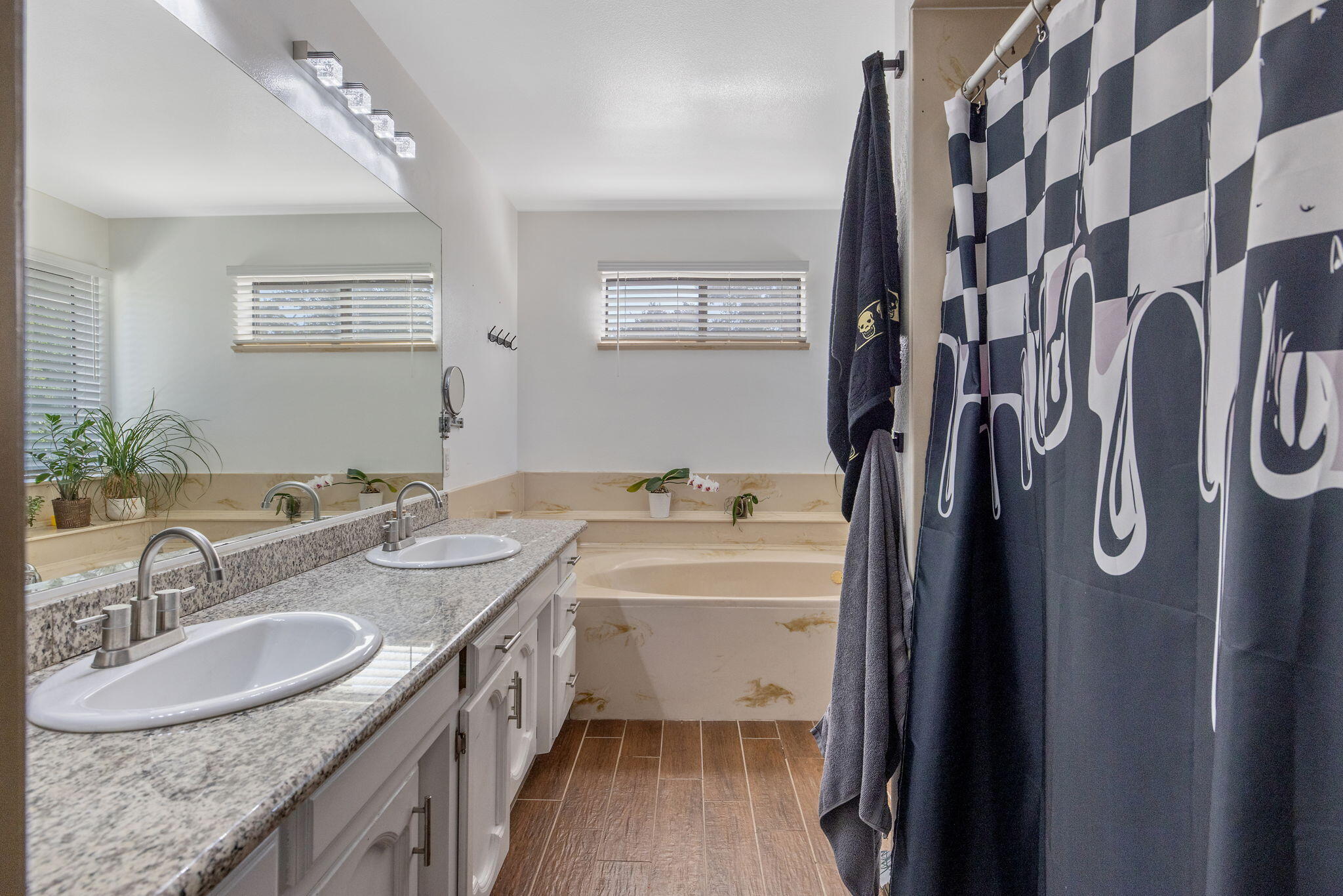 723 W Pine St, Exeter, CA 93221
