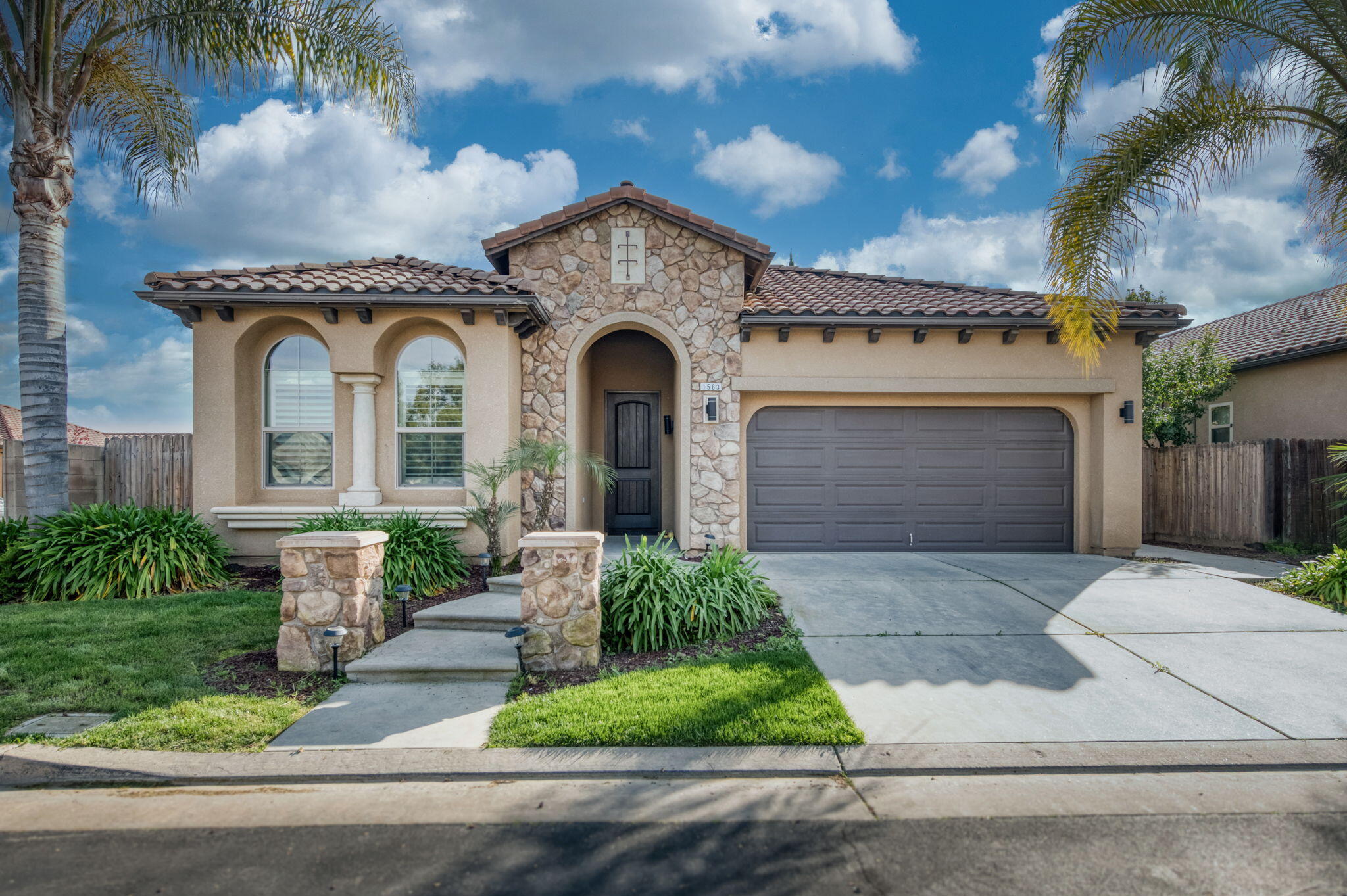 1563 E Via Mirasol Ln, Fresno, CA 93730