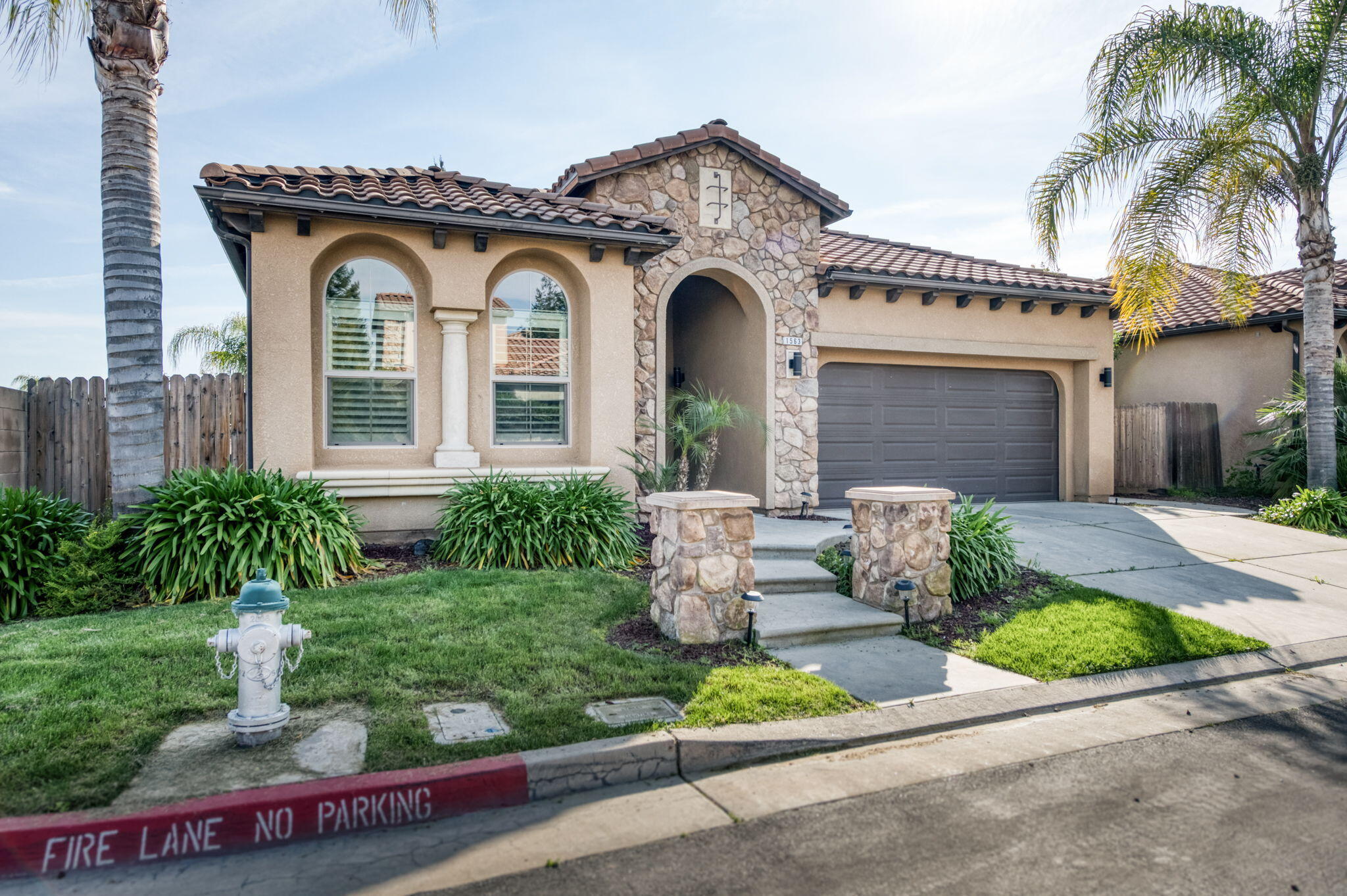 1563 E Via Mirasol Ln, Fresno, CA 93730