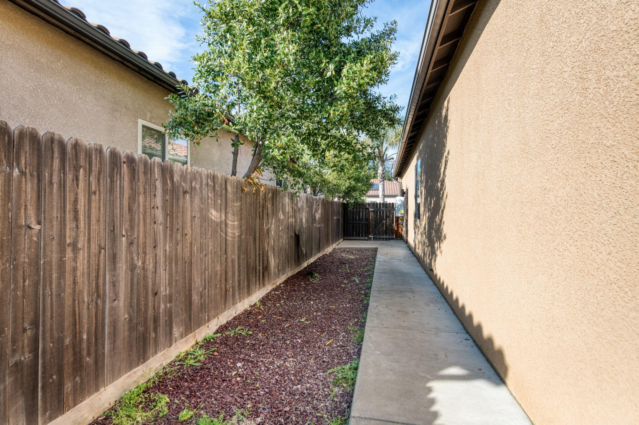 1563 E Via Mirasol Ln, Fresno, CA 93730