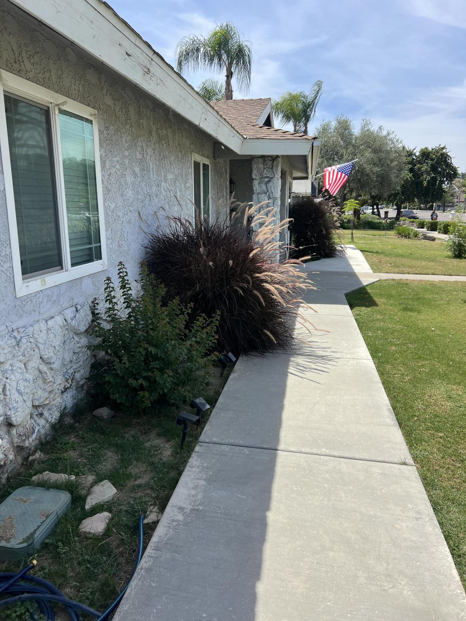 1160 N Laspina St, Tulare, CA 93274