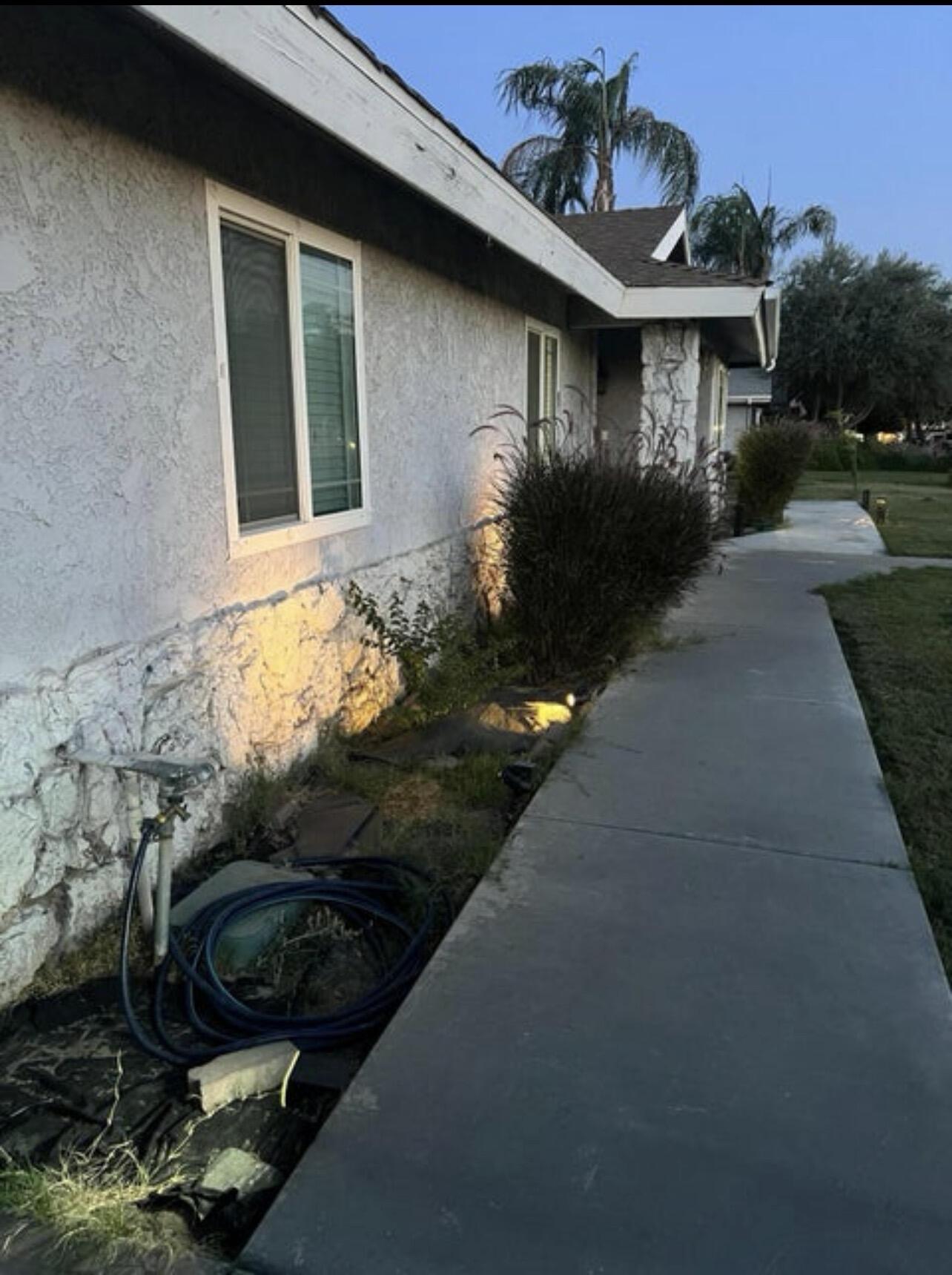1160 N Laspina St, Tulare, CA 93274