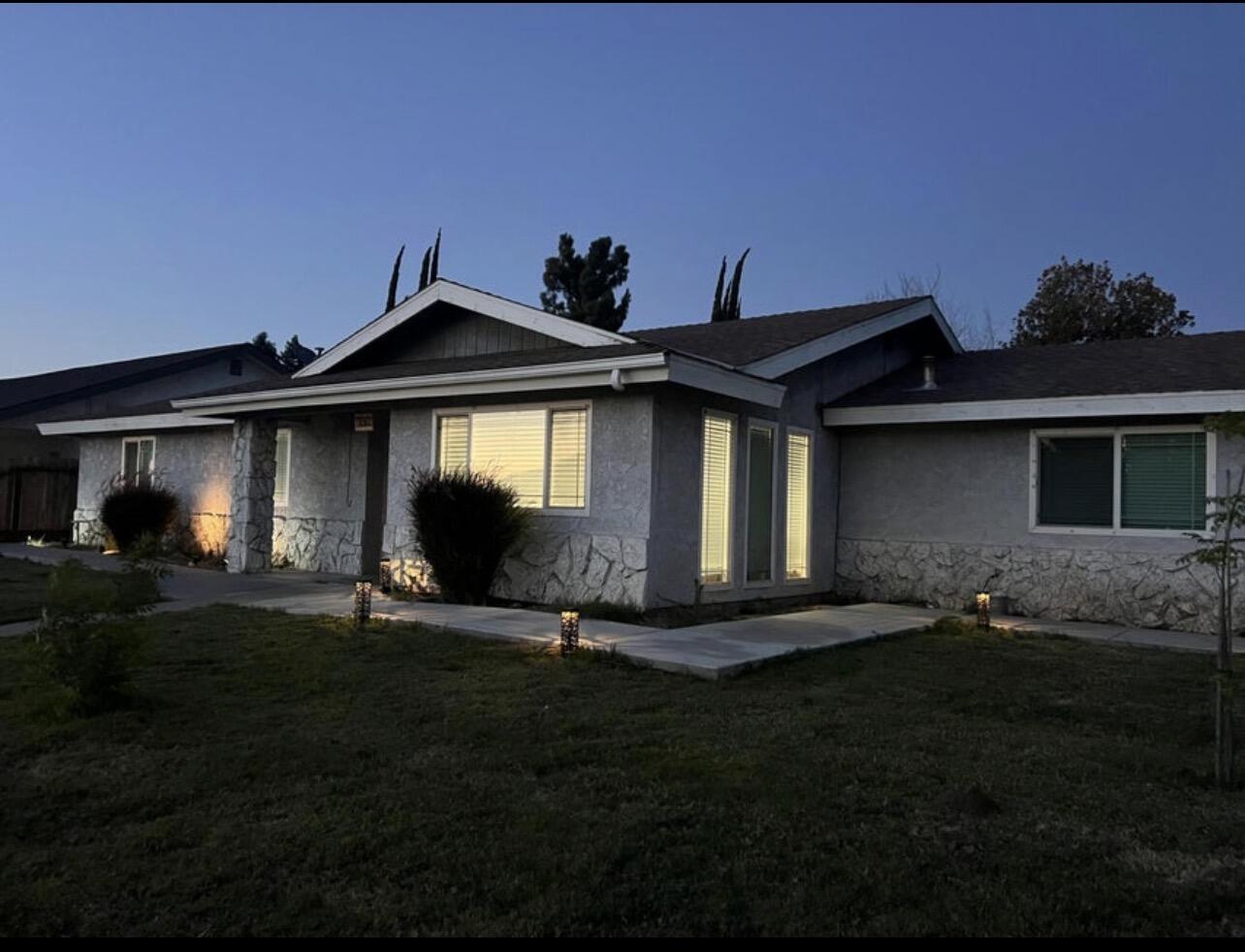 1160 N Laspina St, Tulare, CA 93274