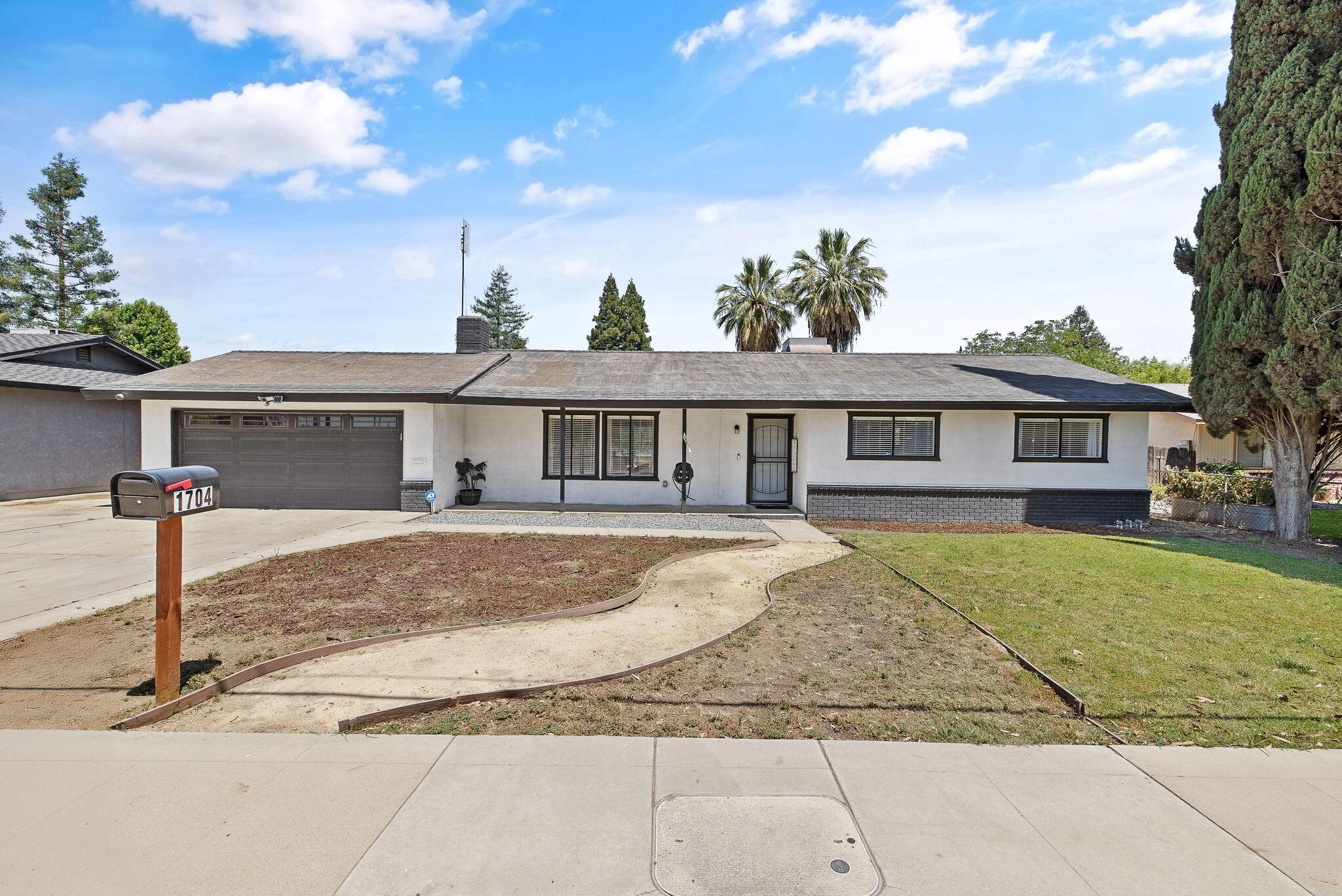 1704 S Santa Fe St, Visalia, CA 93292