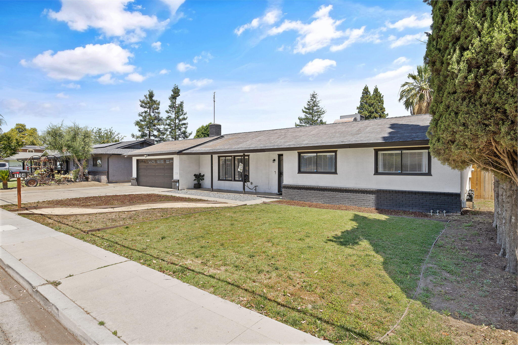 1704 S Santa Fe St, Visalia, CA 93292