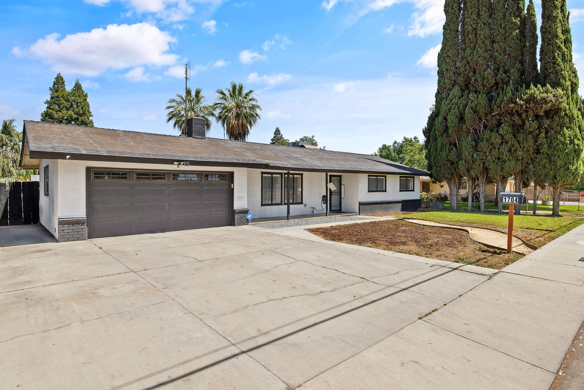 1704 S Santa Fe St, Visalia, CA 93292