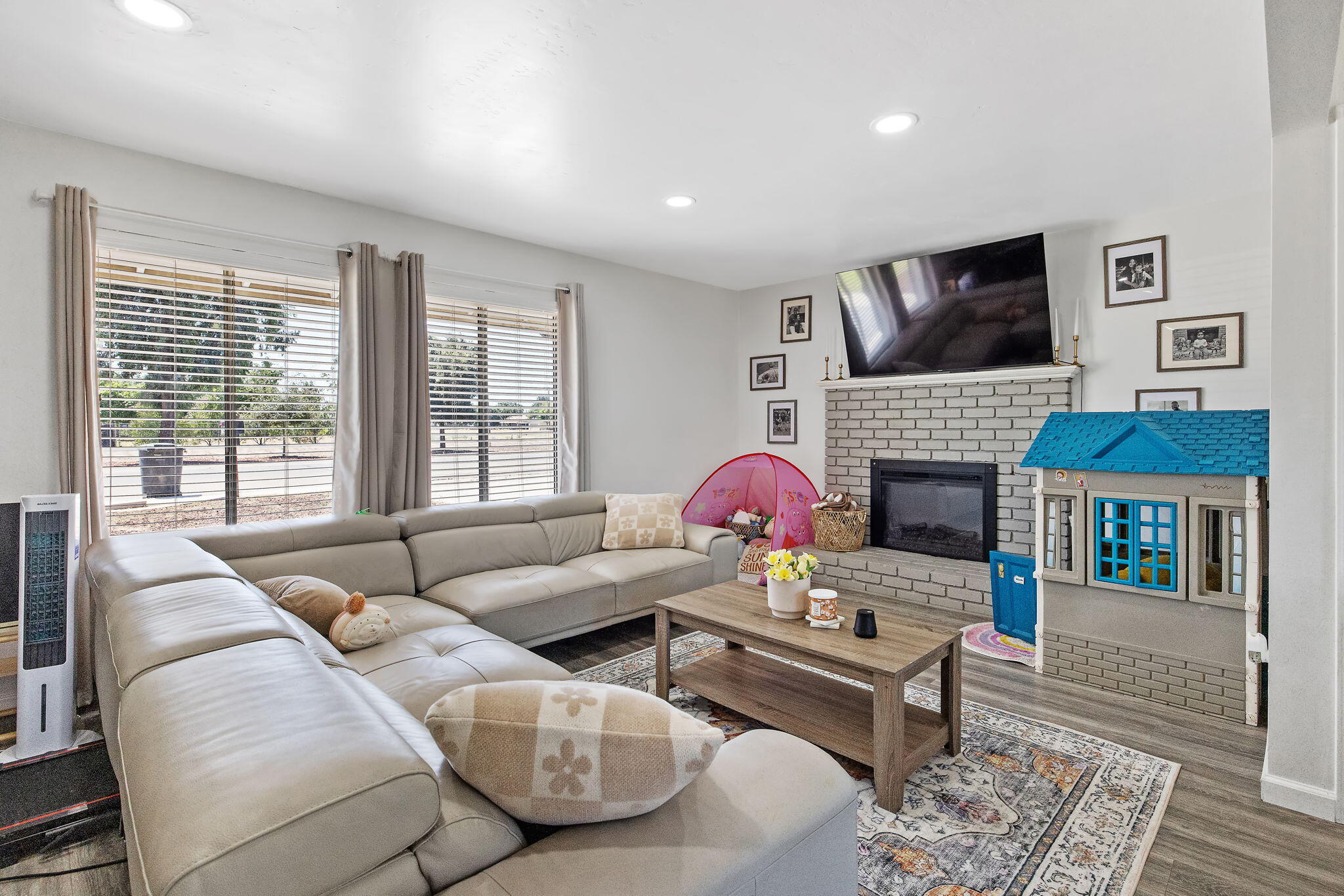 1704 S Santa Fe St, Visalia, CA 93292