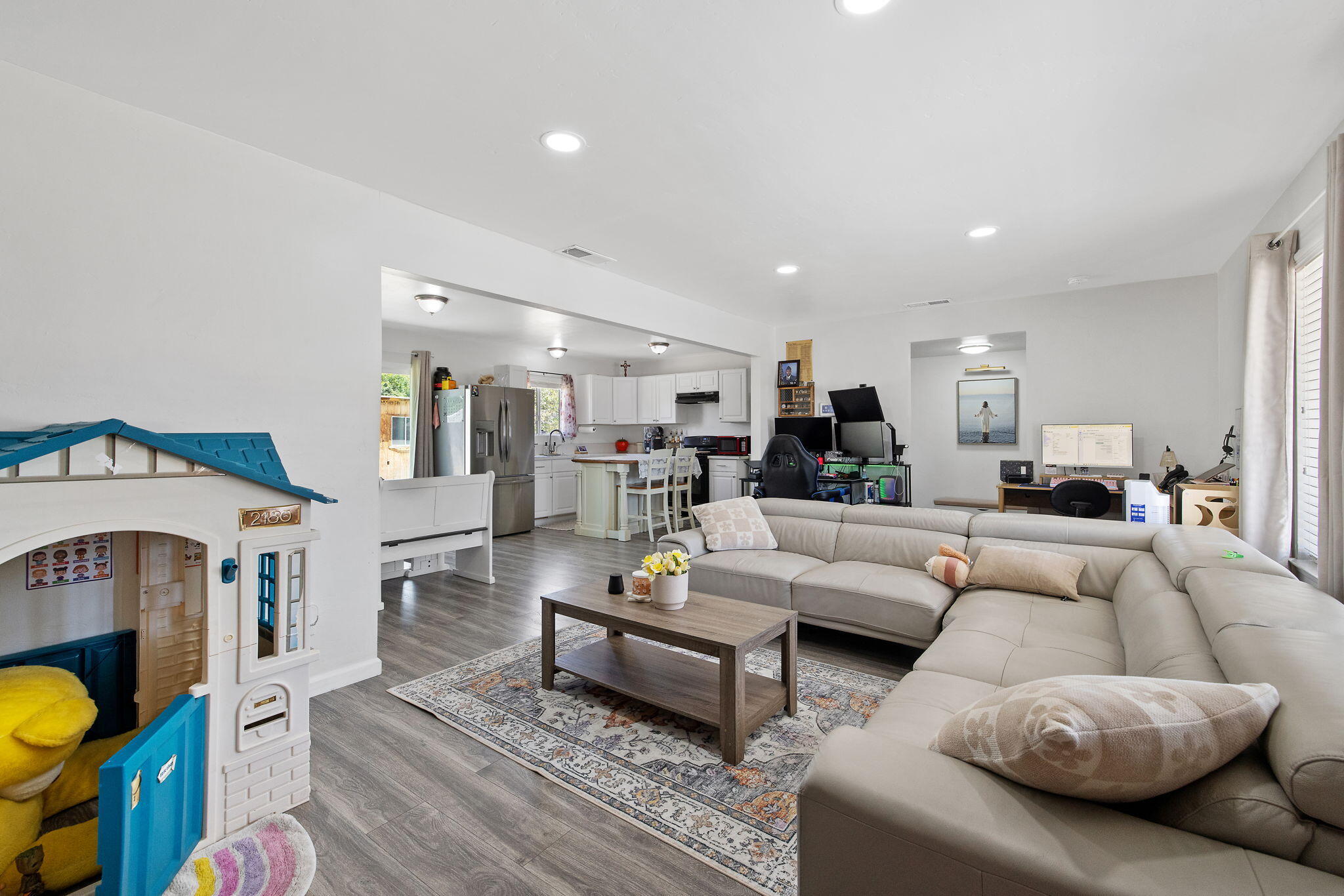 1704 S Santa Fe St, Visalia, CA 93292
