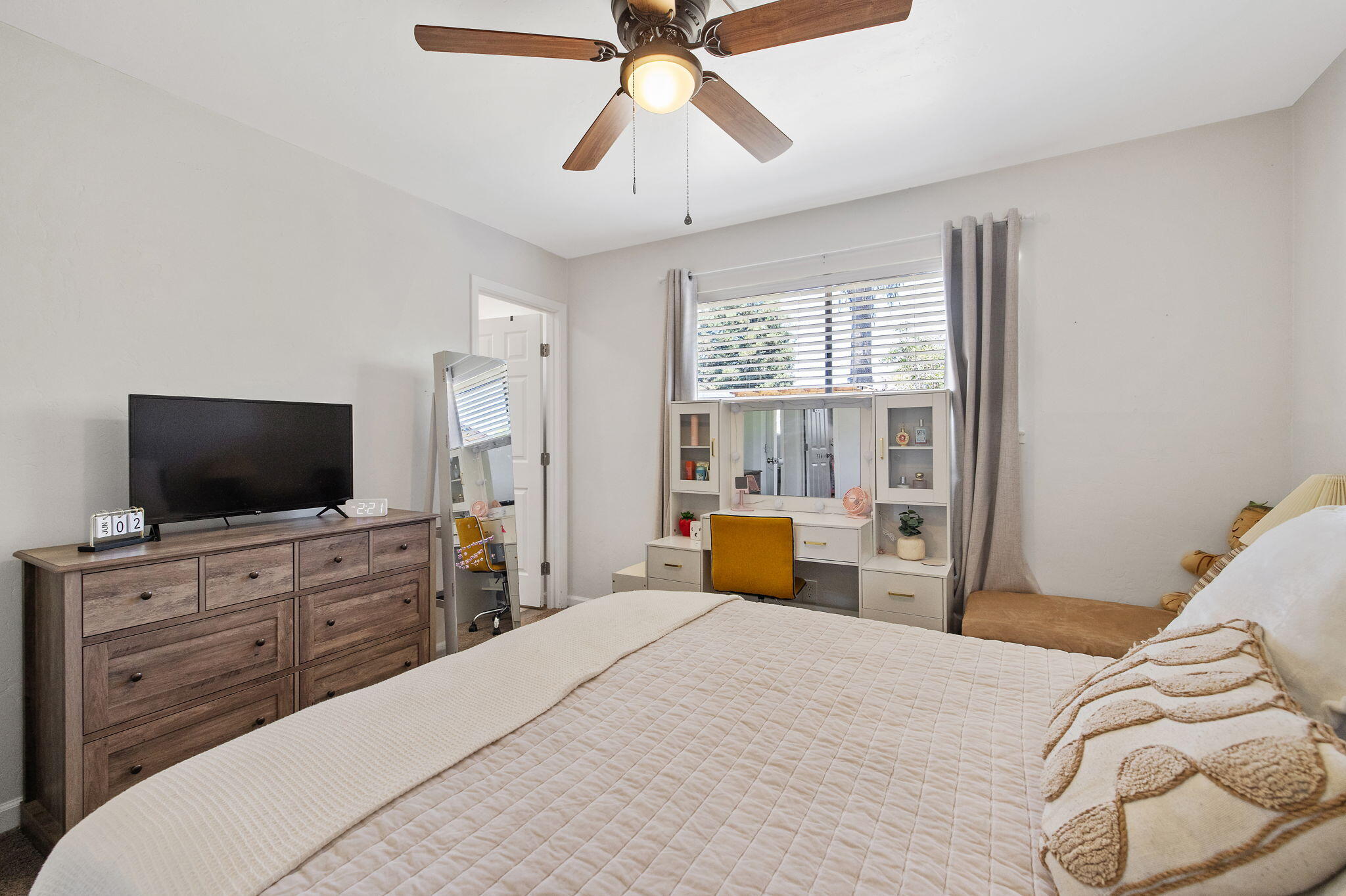 1704 S Santa Fe St, Visalia, CA 93292