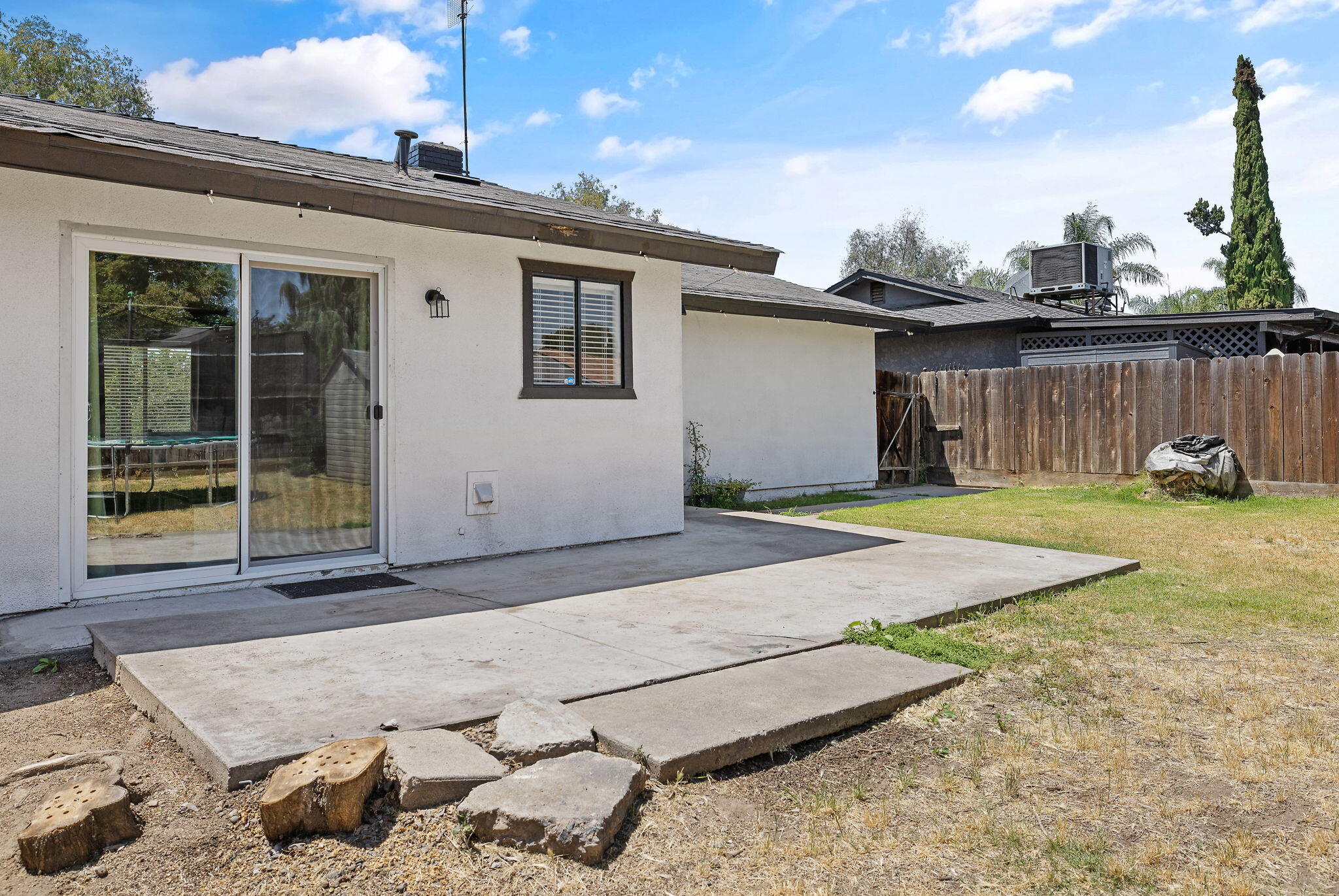 1704 S Santa Fe St, Visalia, CA 93292