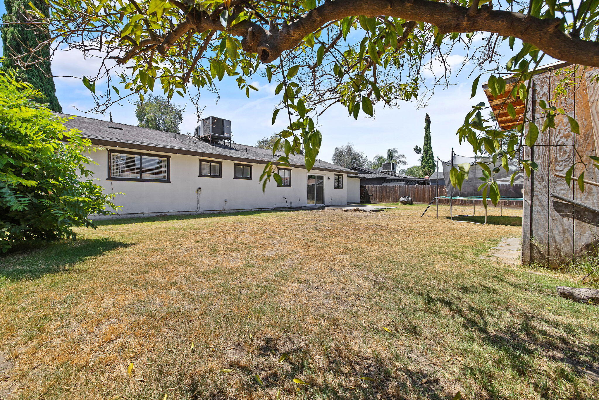 1704 S Santa Fe St, Visalia, CA 93292