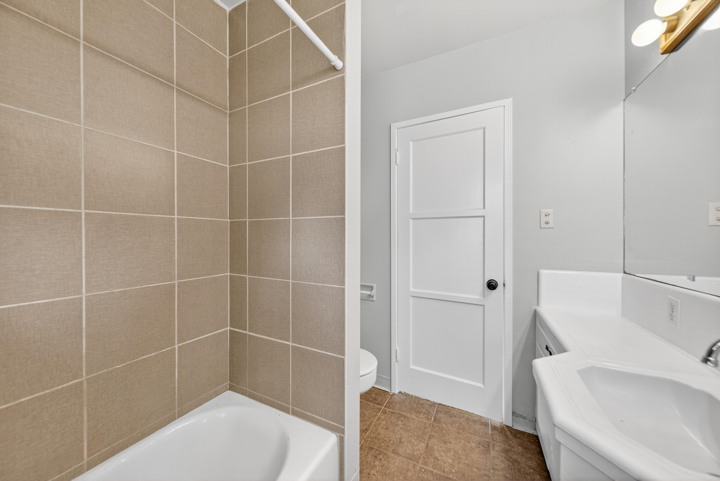 202 W Gail Ave, Tulare, CA 93274