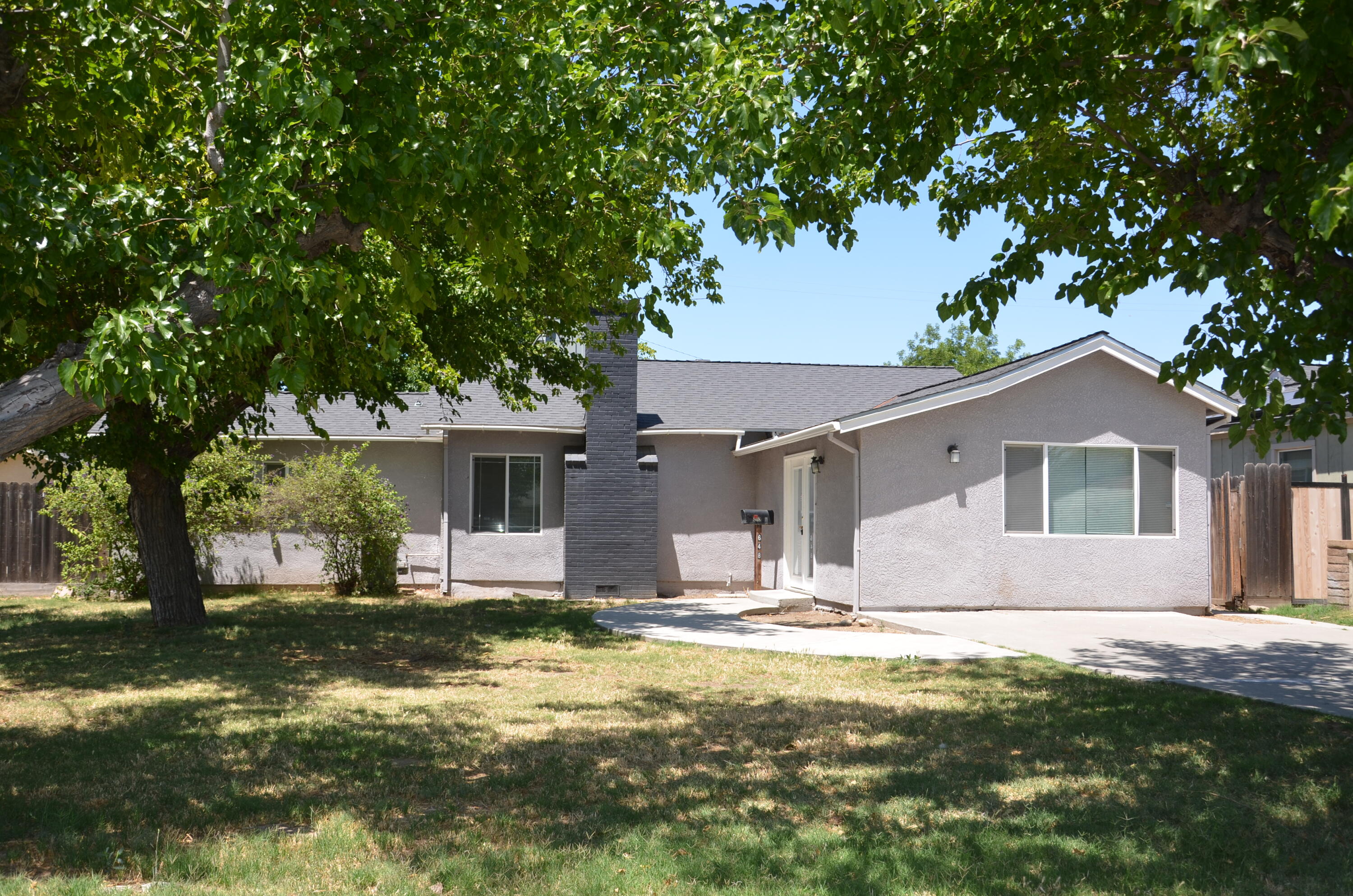 648 B St, Lemoore, CA 93245