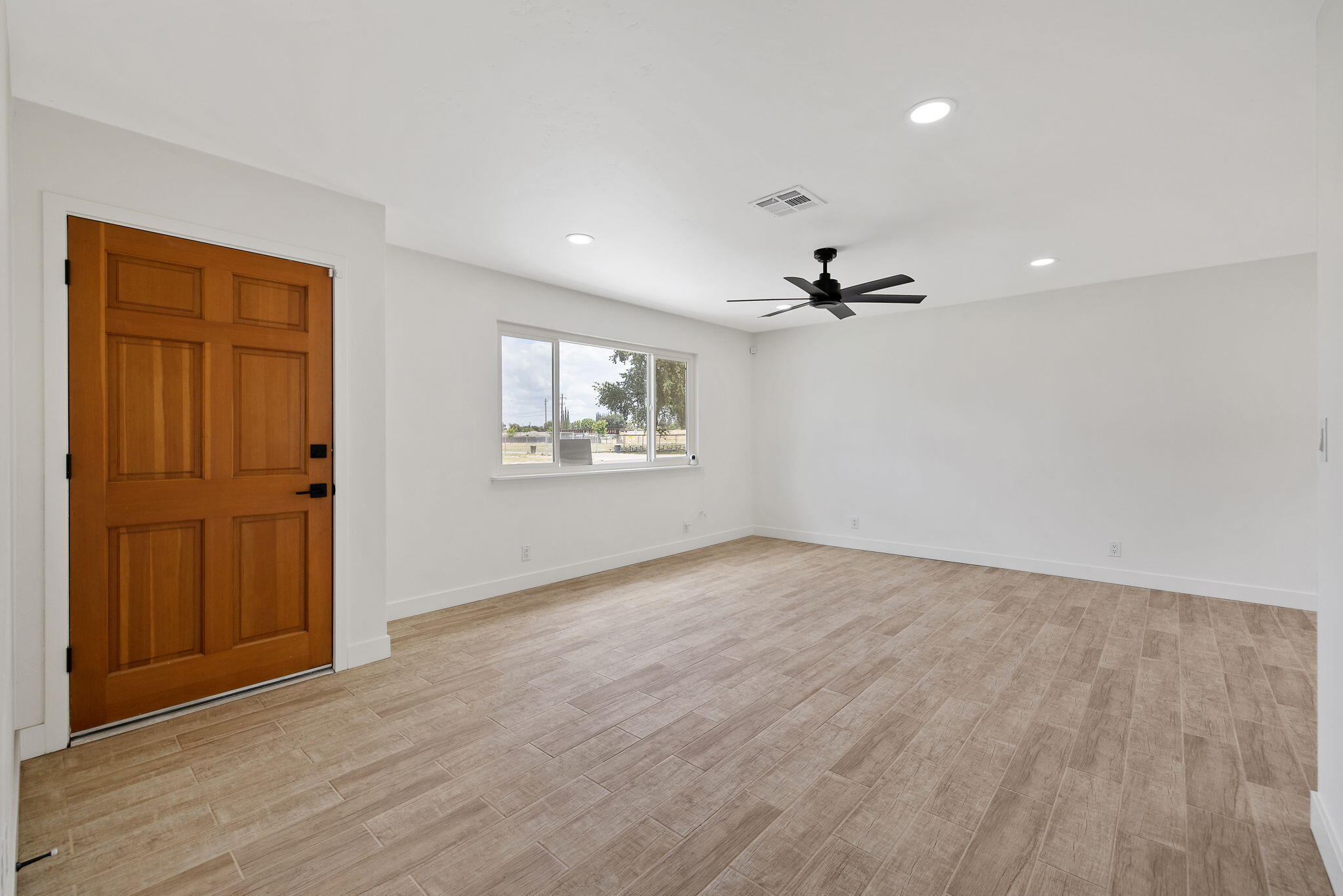 6125 E Mount Whitney, Laton, CA 93242