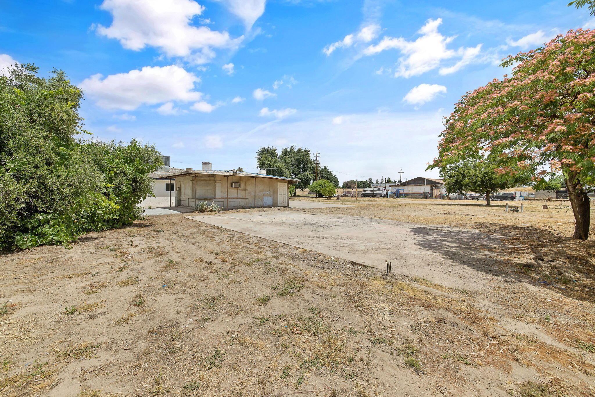 6125 E Mount Whitney, Laton, CA 93242