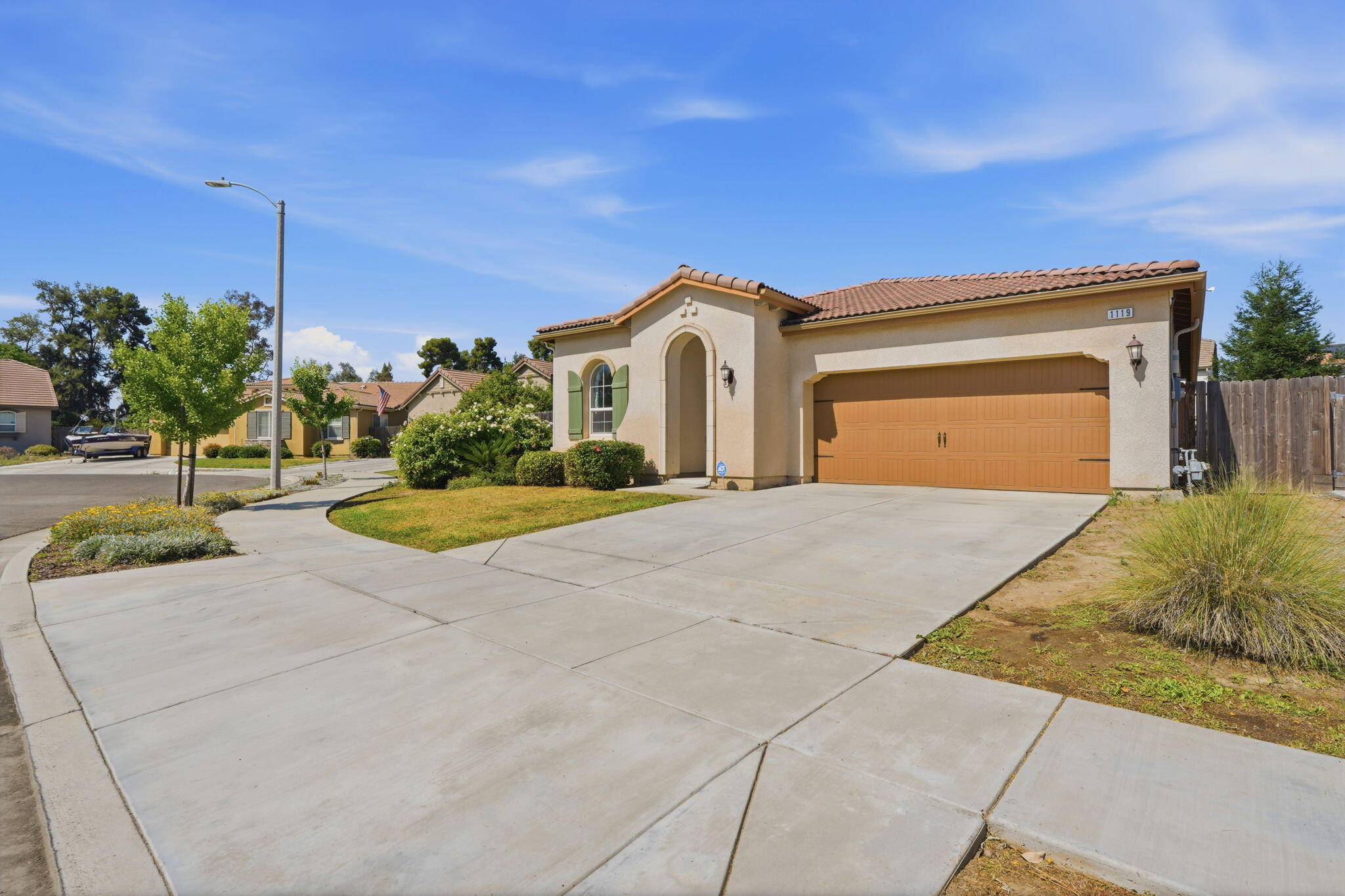 1119 N Linda Vista Ct, Visalia, CA 93291