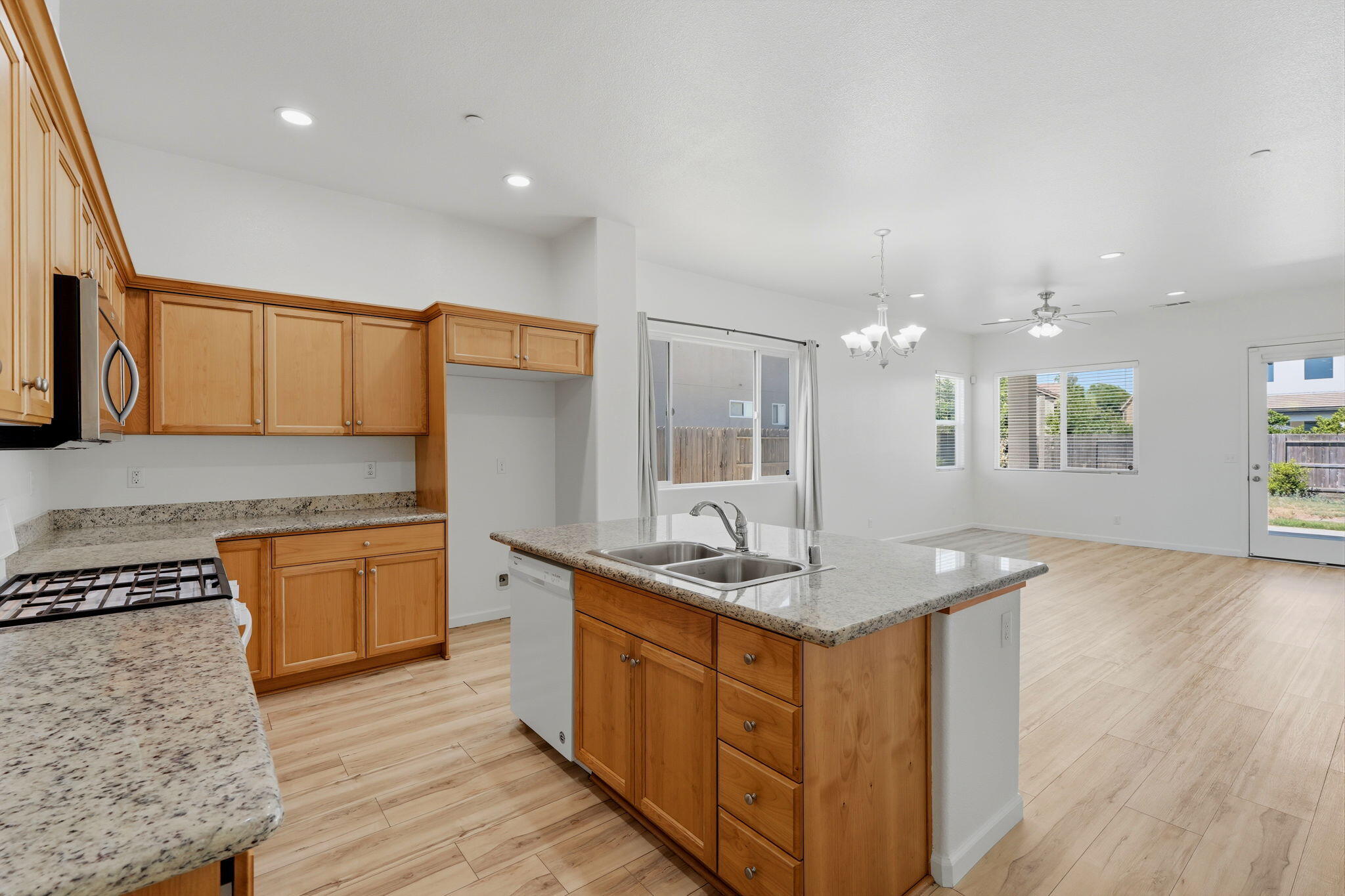 1119 N Linda Vista Ct, Visalia, CA 93291