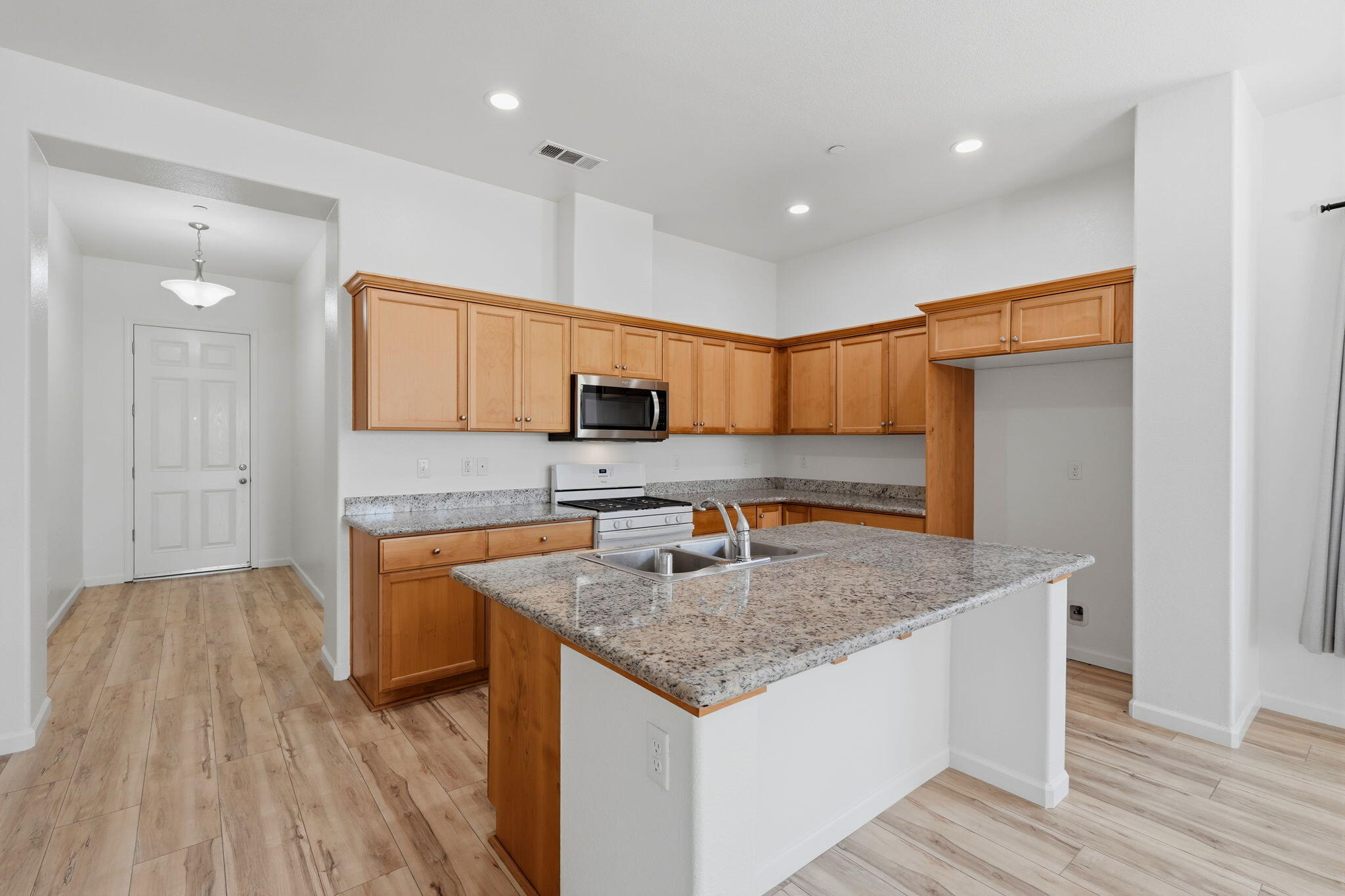 1119 N Linda Vista Ct, Visalia, CA 93291