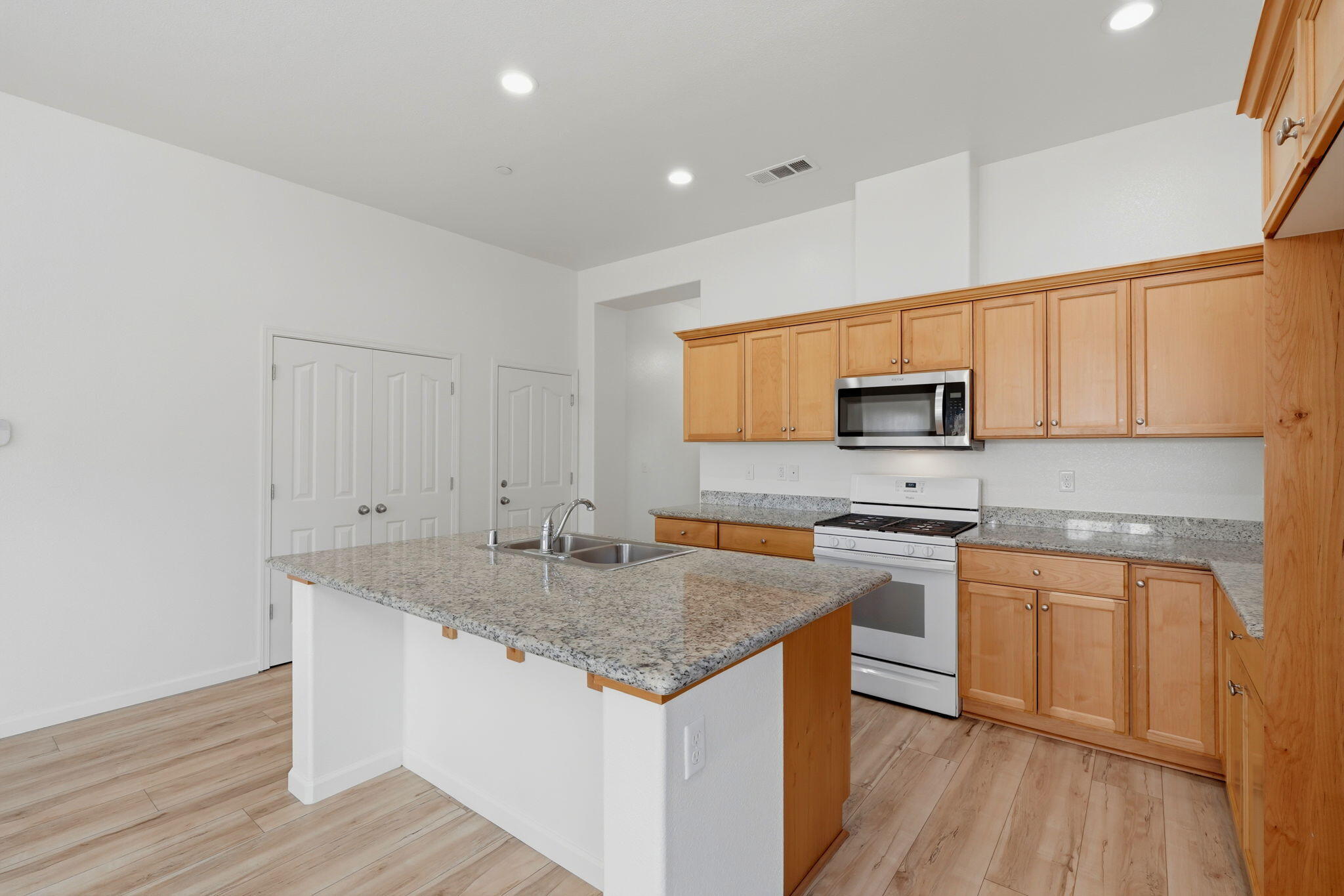 1119 N Linda Vista Ct, Visalia, CA 93291