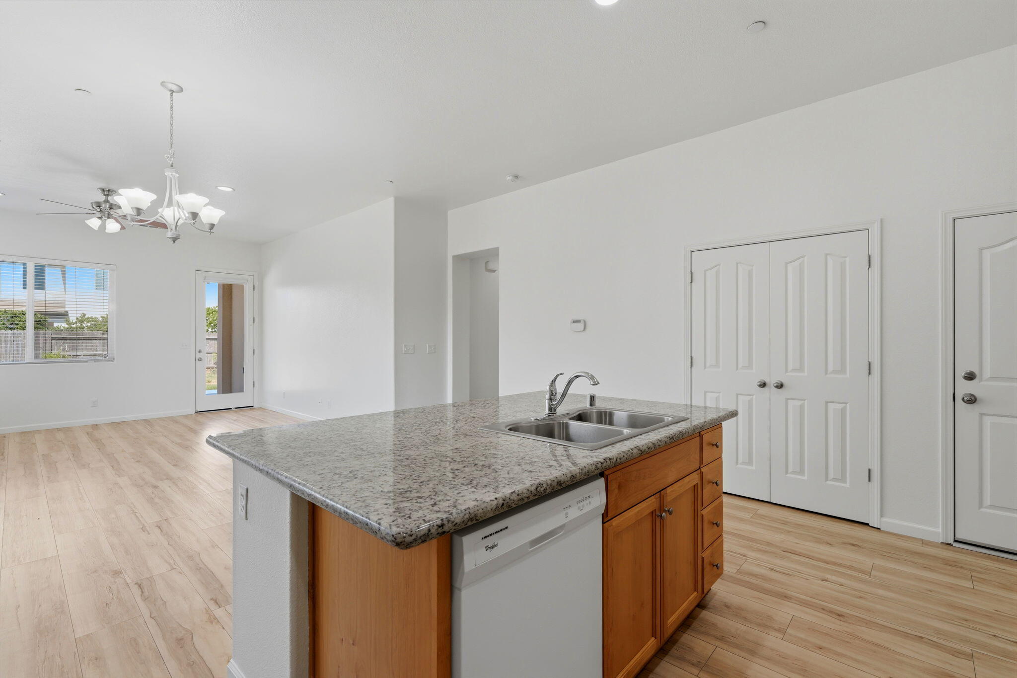 1119 N Linda Vista Ct, Visalia, CA 93291