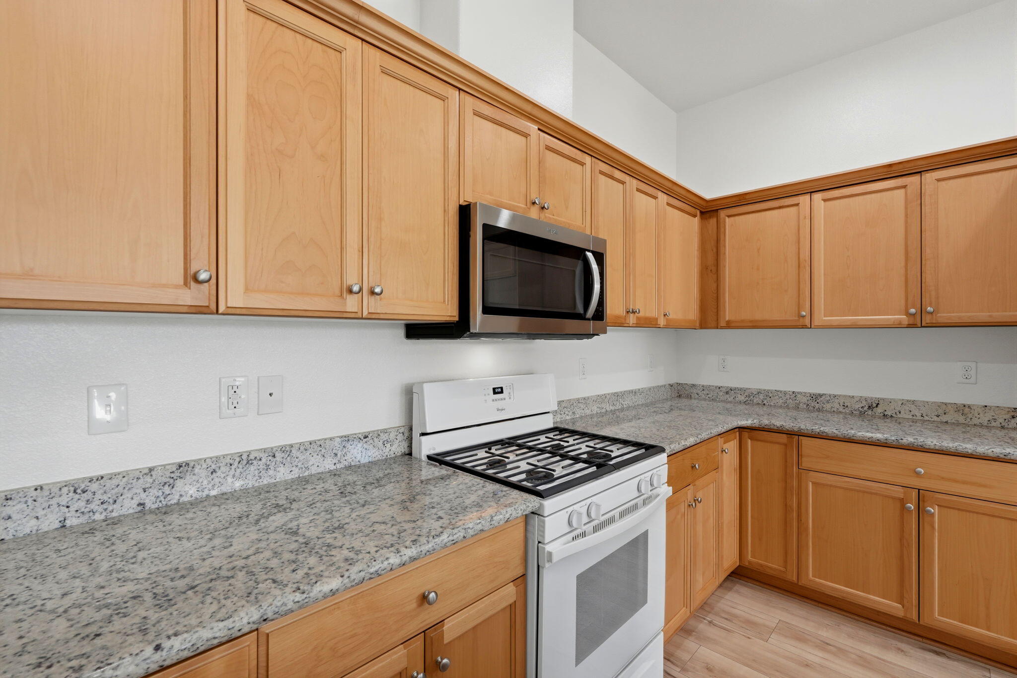 1119 N Linda Vista Ct, Visalia, CA 93291