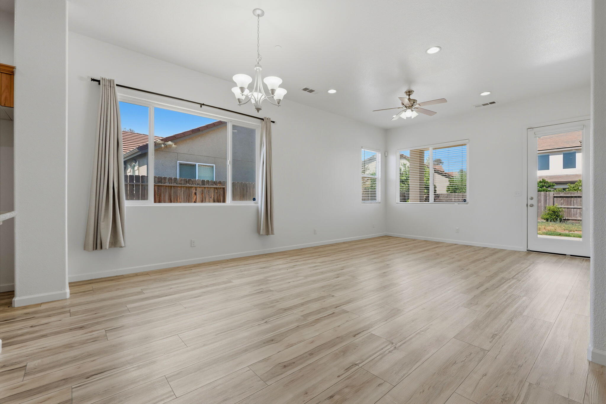 1119 N Linda Vista Ct, Visalia, CA 93291