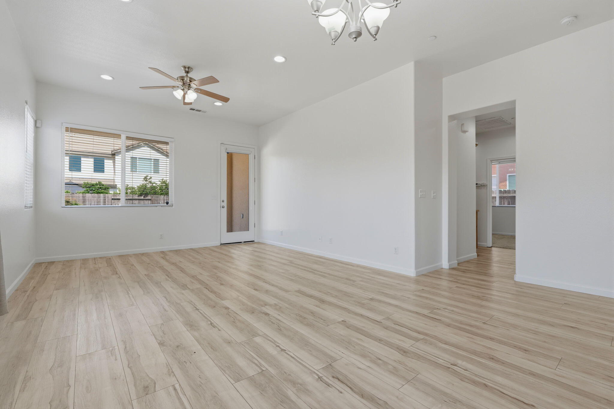 1119 N Linda Vista Ct, Visalia, CA 93291