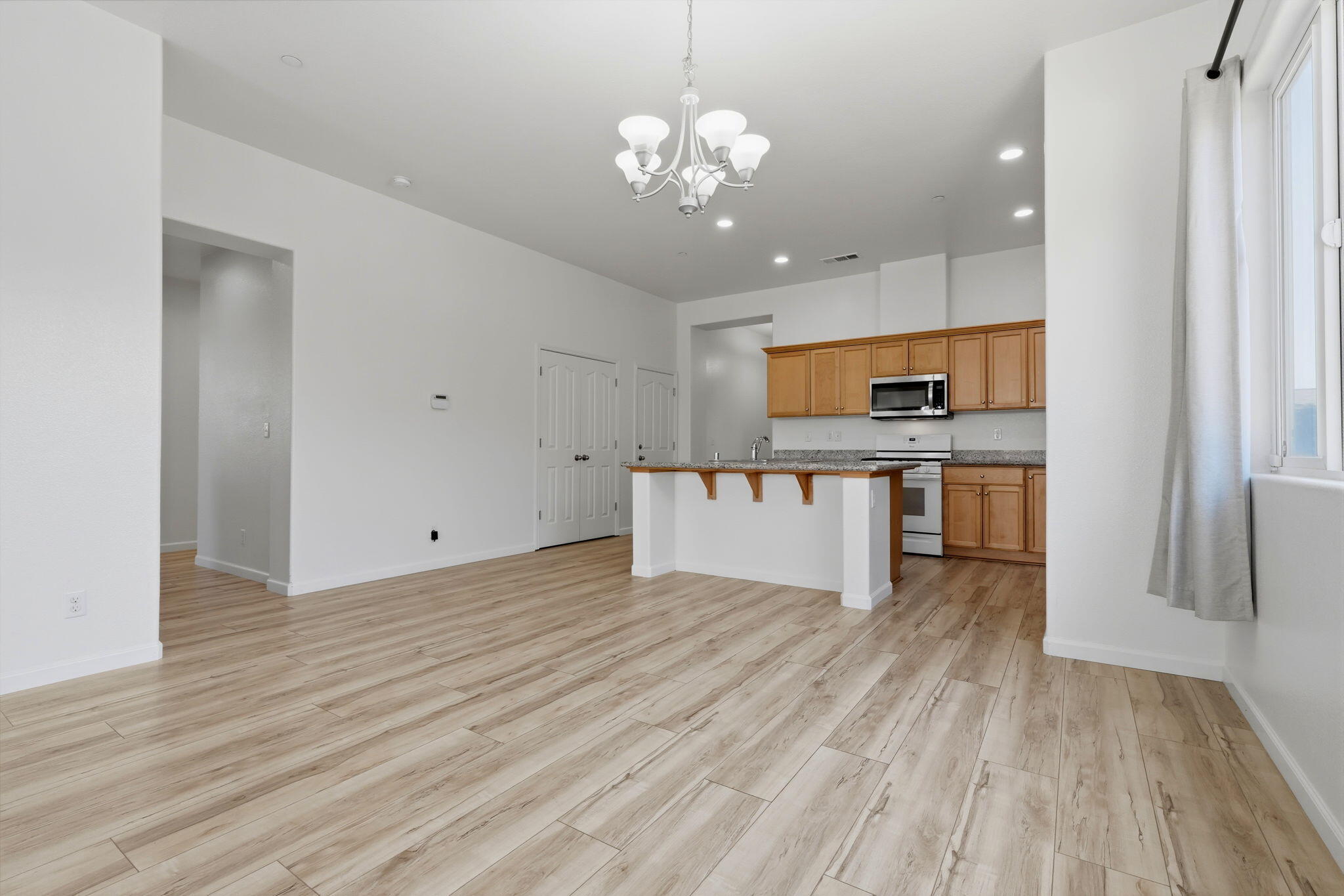 1119 N Linda Vista Ct, Visalia, CA 93291