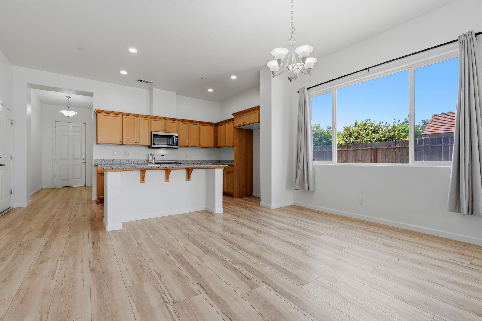 1119 N Linda Vista Ct, Visalia, CA 93291