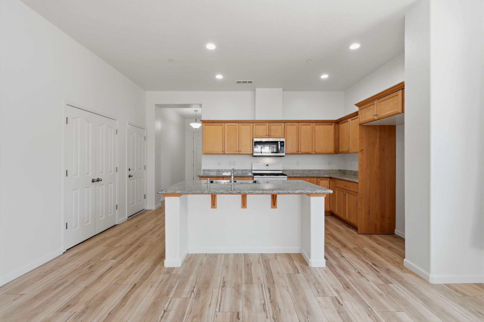 1119 N Linda Vista Ct, Visalia, CA 93291