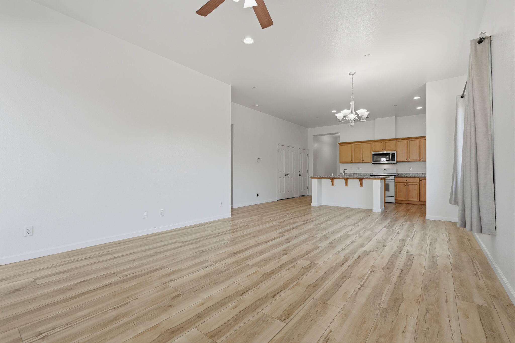 1119 N Linda Vista Ct, Visalia, CA 93291
