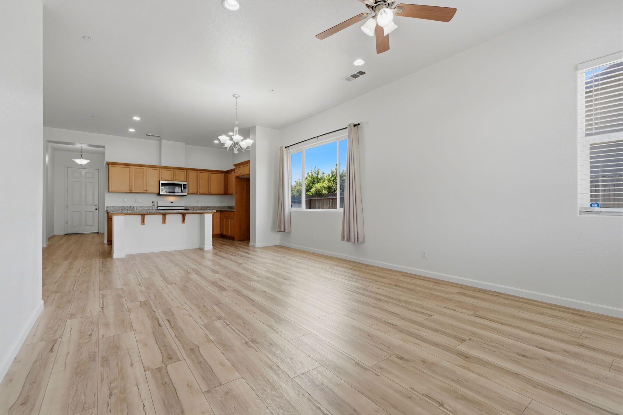 1119 N Linda Vista Ct, Visalia, CA 93291
