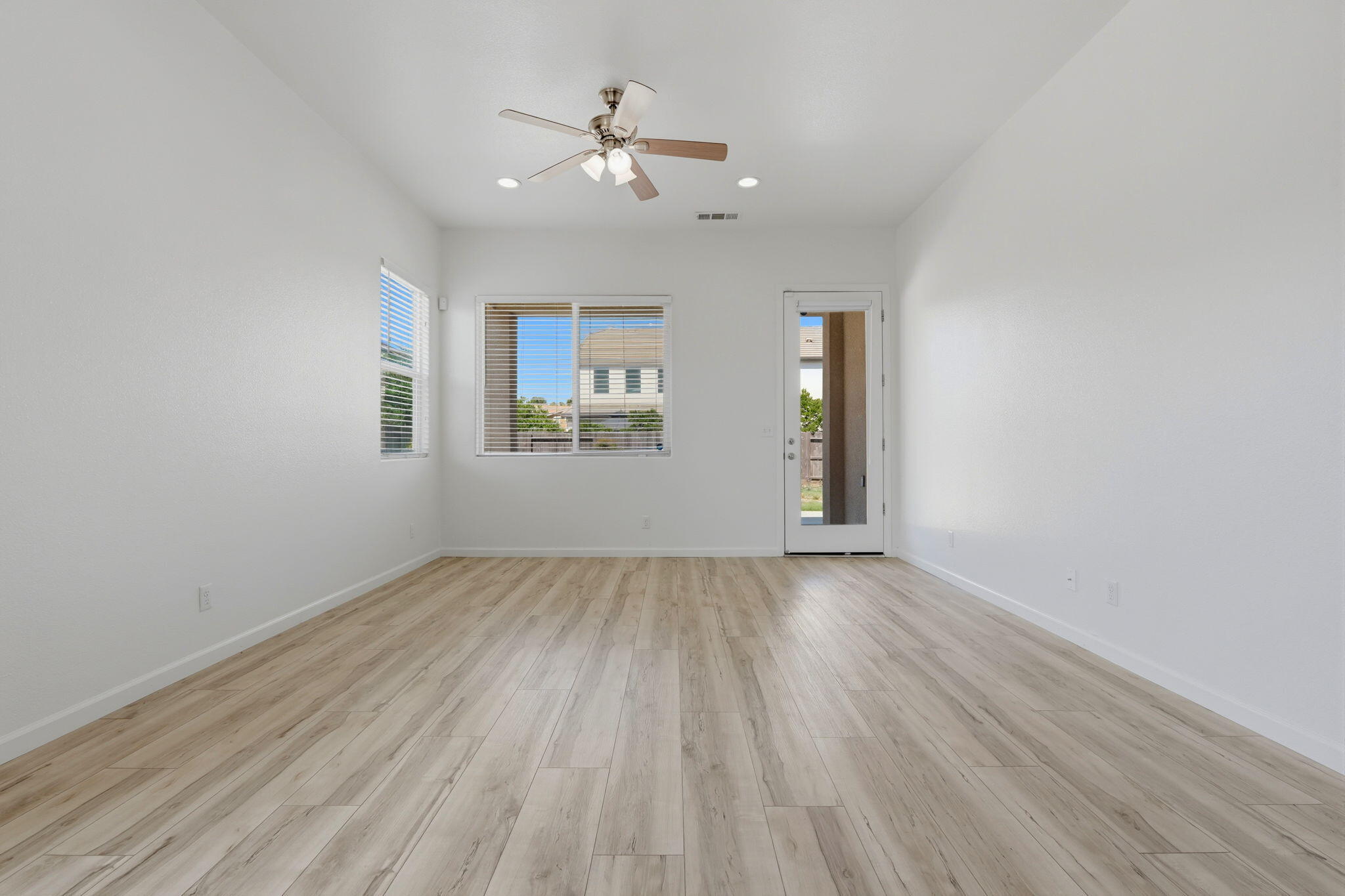 1119 N Linda Vista Ct, Visalia, CA 93291