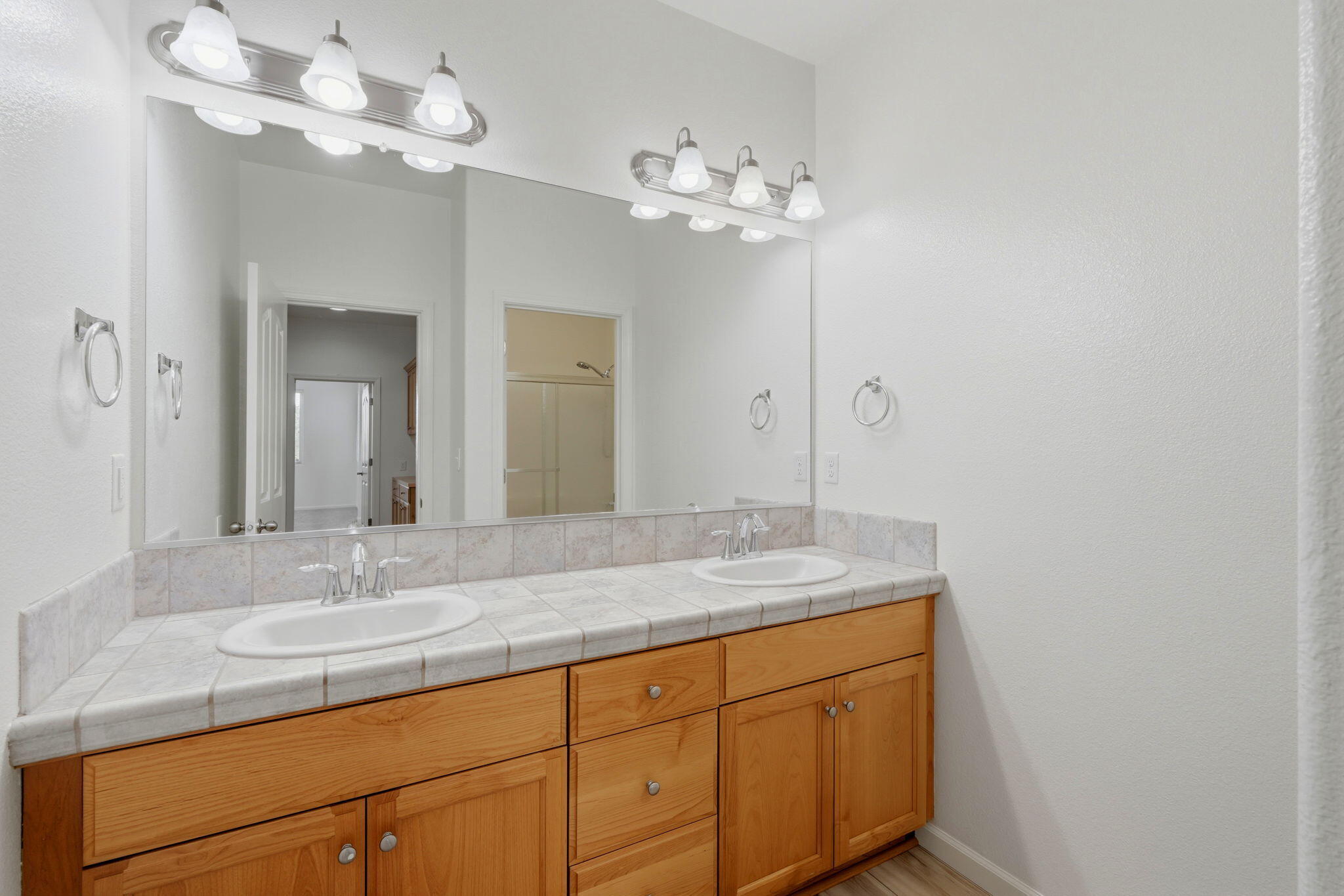 1119 N Linda Vista Ct, Visalia, CA 93291