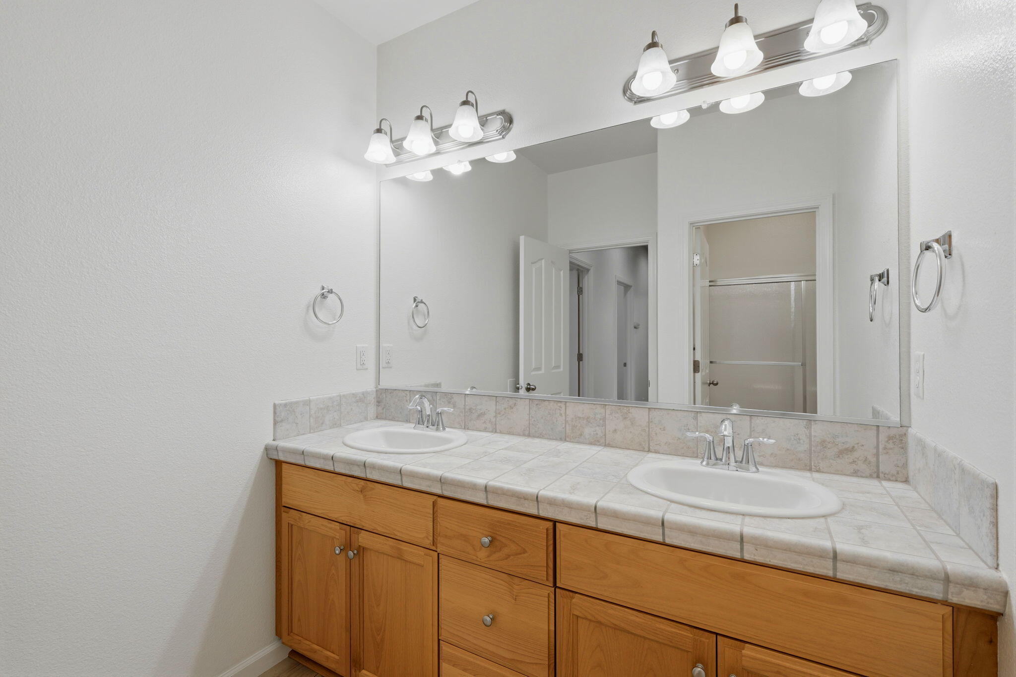 1119 N Linda Vista Ct, Visalia, CA 93291