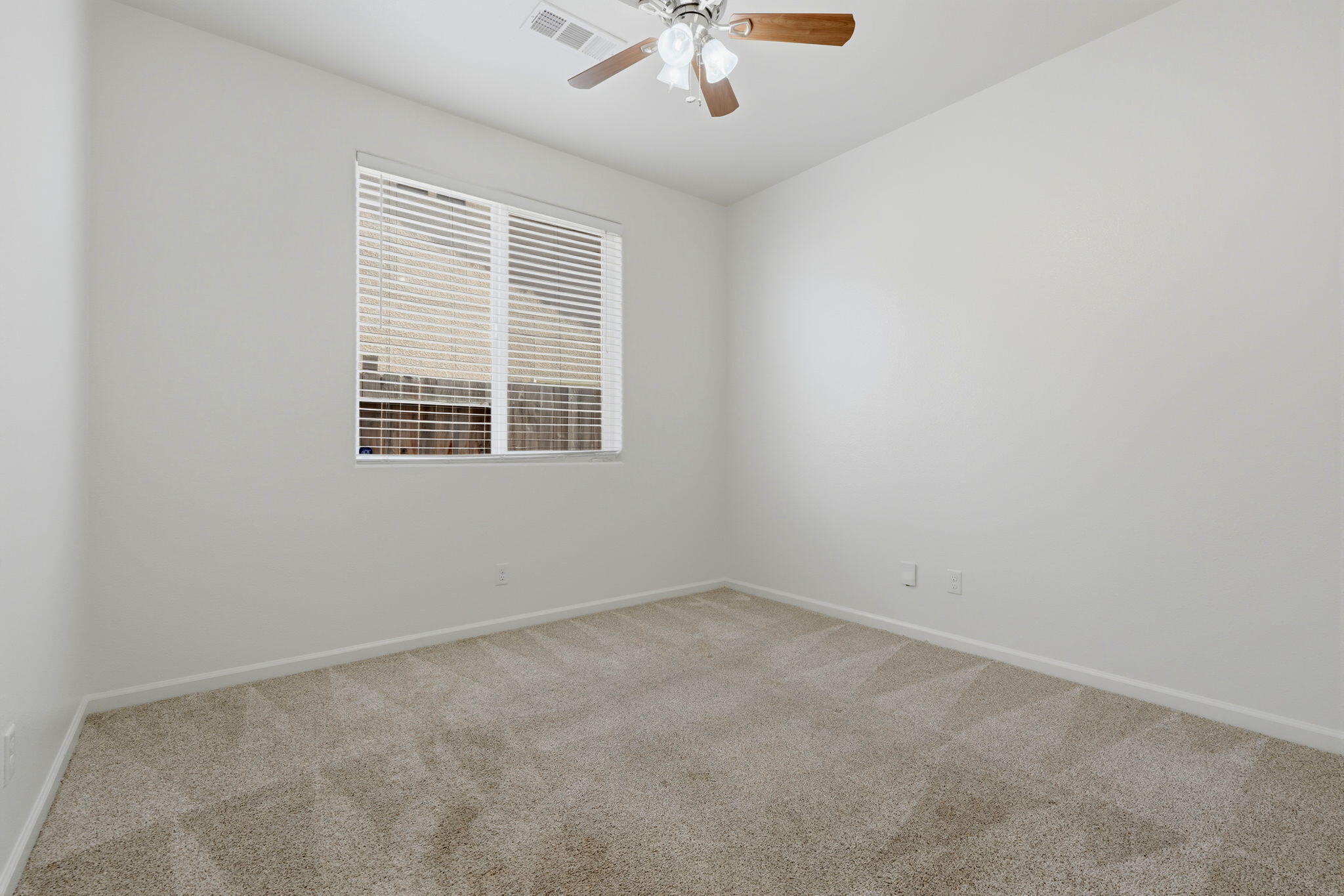 1119 N Linda Vista Ct, Visalia, CA 93291