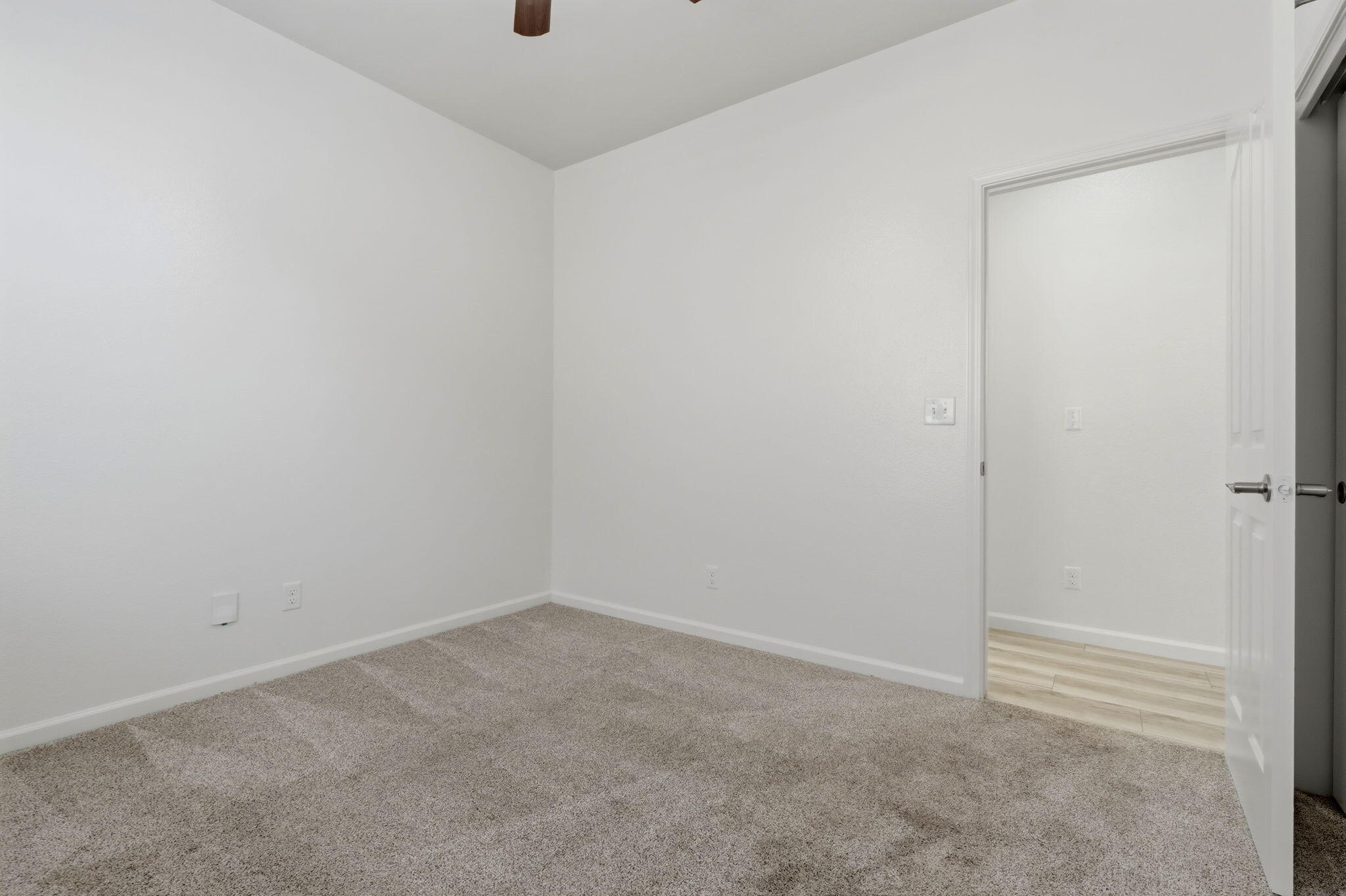 1119 N Linda Vista Ct, Visalia, CA 93291