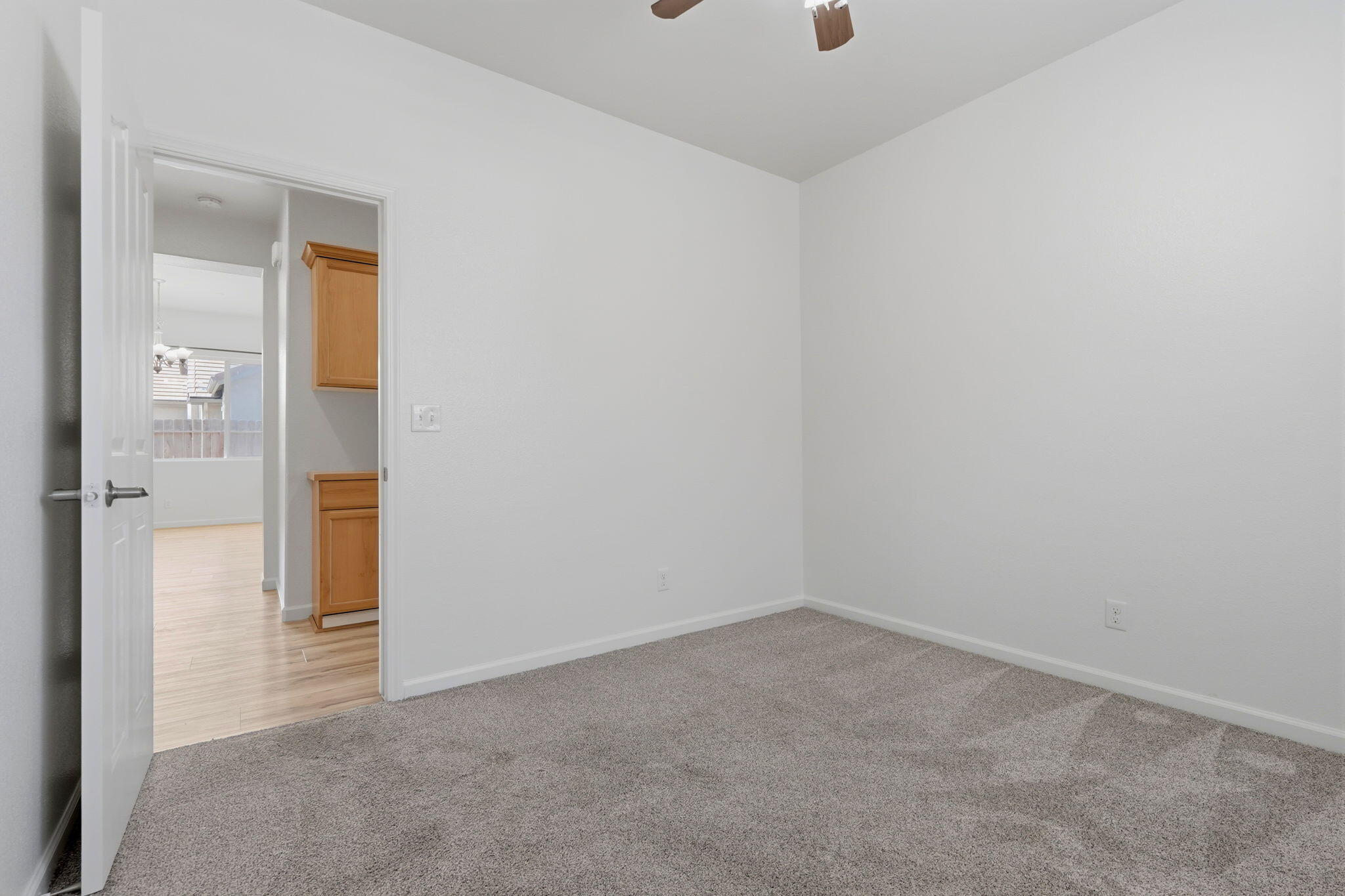 1119 N Linda Vista Ct, Visalia, CA 93291
