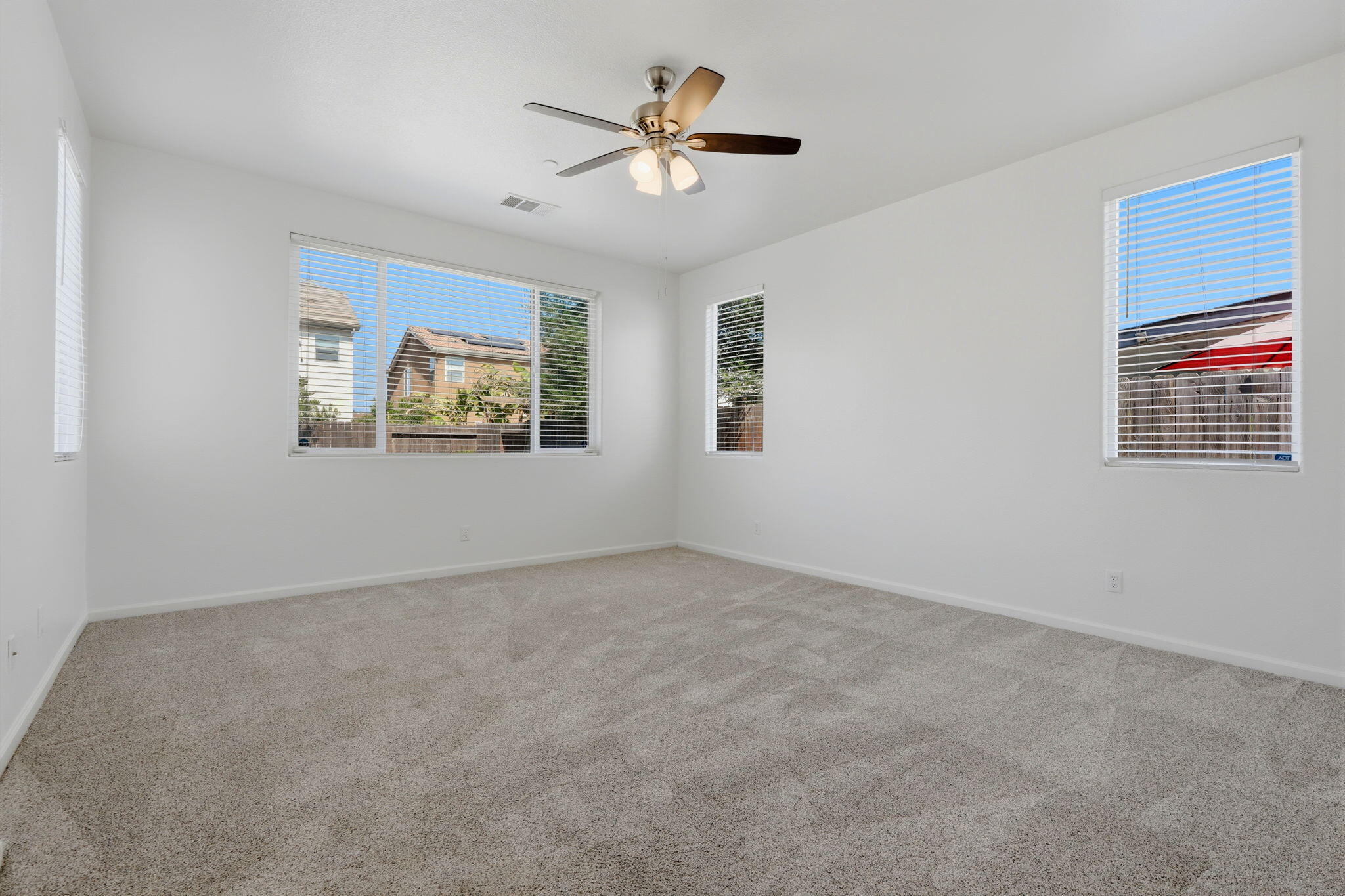 1119 N Linda Vista Ct, Visalia, CA 93291